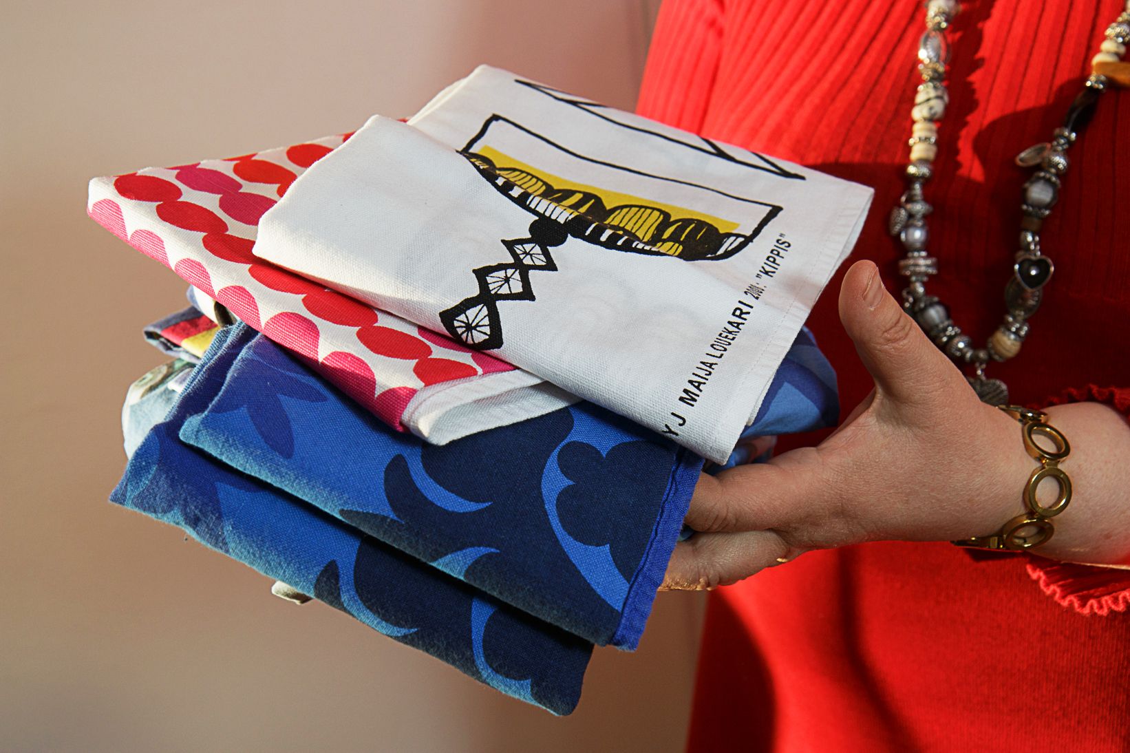 Katriinan pyyhe­kaapissa on vain tasaisia taitteita.