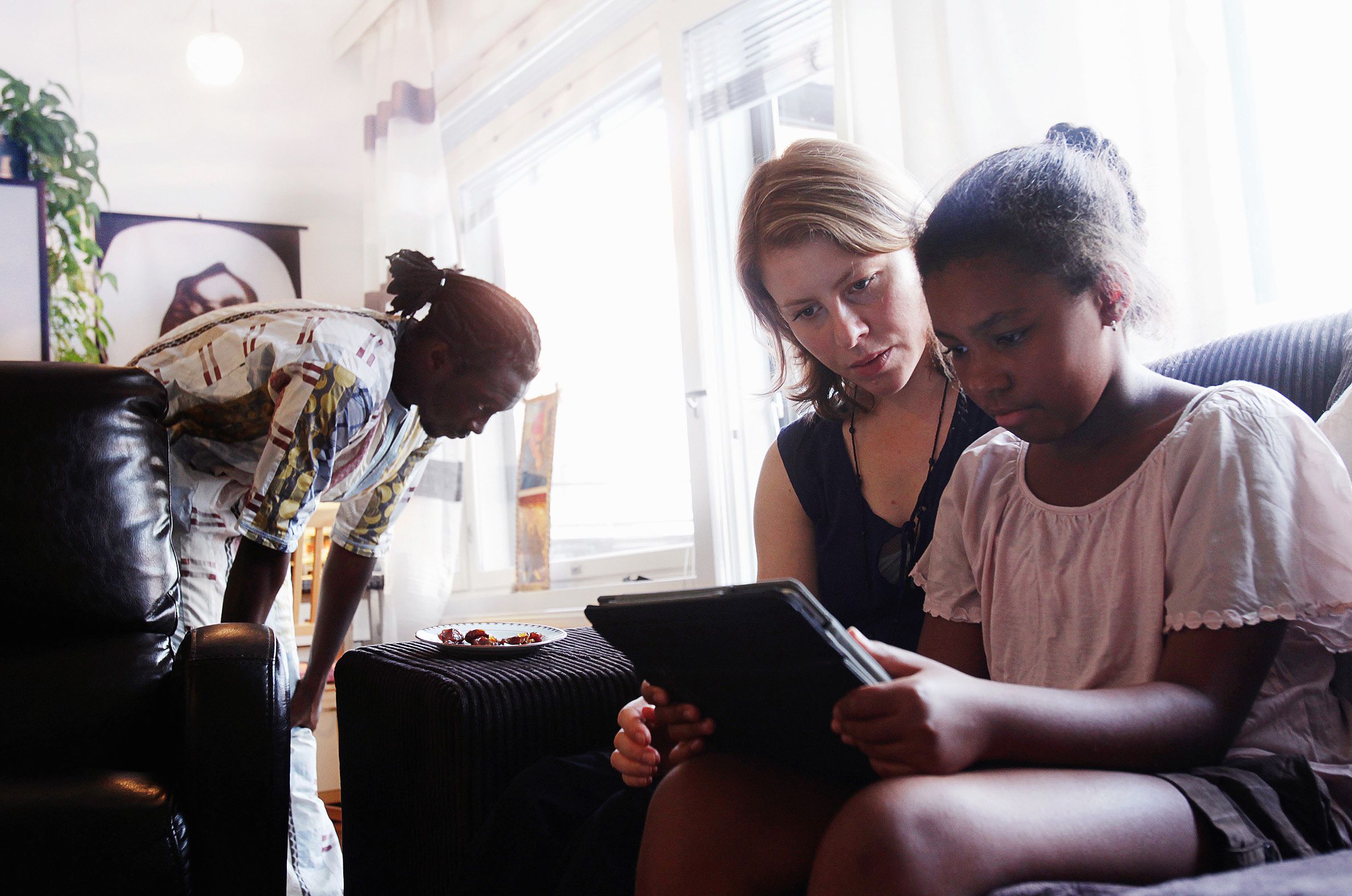 Blom-Diopin perheessä vain Momar viettää ramadania, mutta Johanna kunnioittaa miehensä paastoa ja välttää iltamässäilyä. Tytär Seynebou paastoaa lähinnä silloin, kun ruoka on hänestä pahaa.