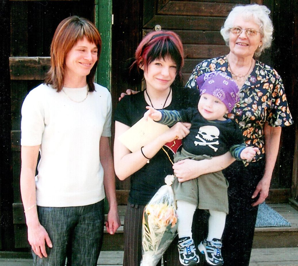 Maija-mummo on ollut tiiviisti mukana lastensa perheiden elämässä. Vasemmalla Riikka-tytär, hänen tyttärensä Laura ja Lauran poika Leevi vuonna 2007.