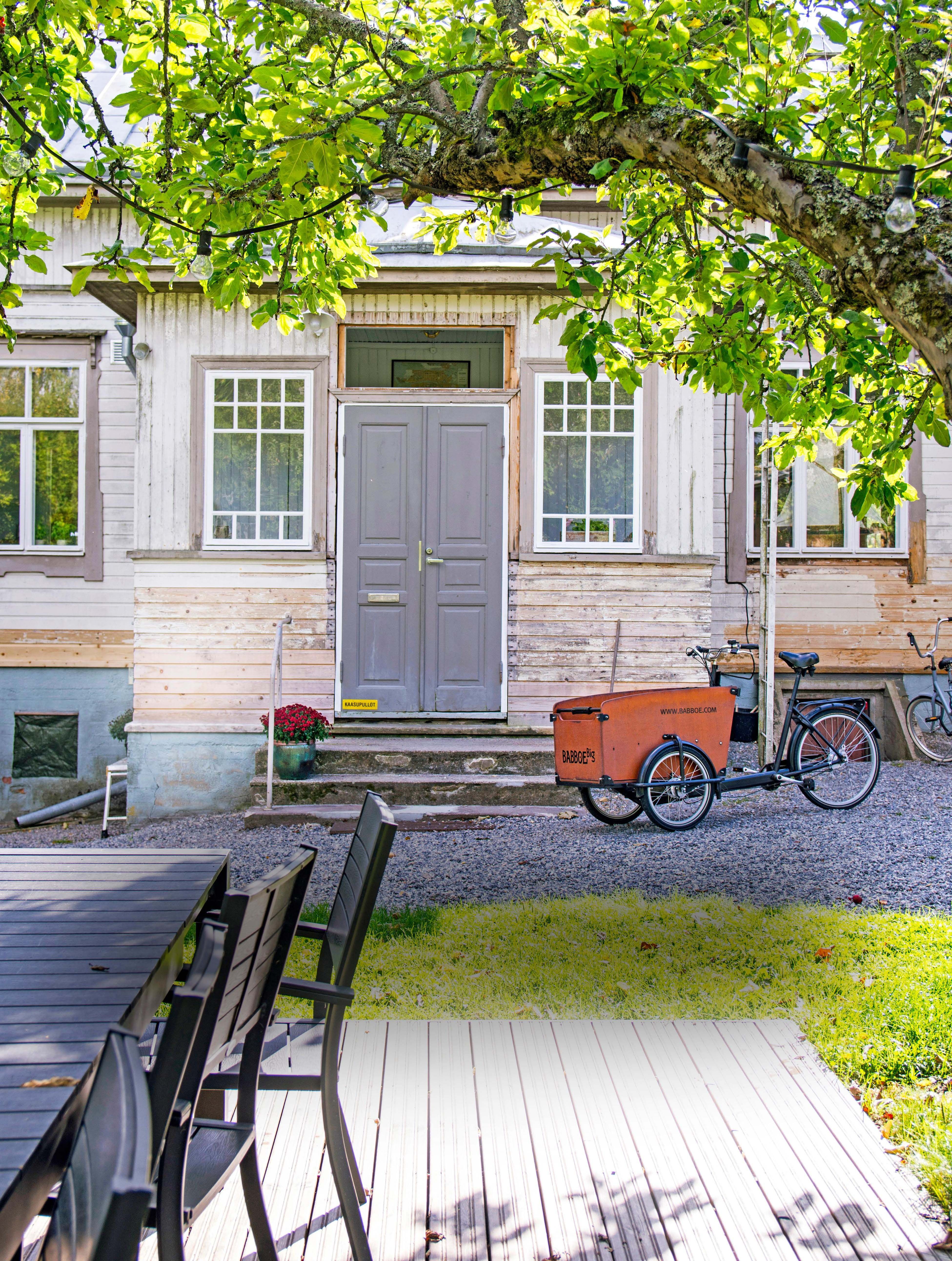 Petteri tekee useimmat remonttityöt itse. Ikkunoiden kunnostukseta vastasi turkulainen Wanhan restaurointi.