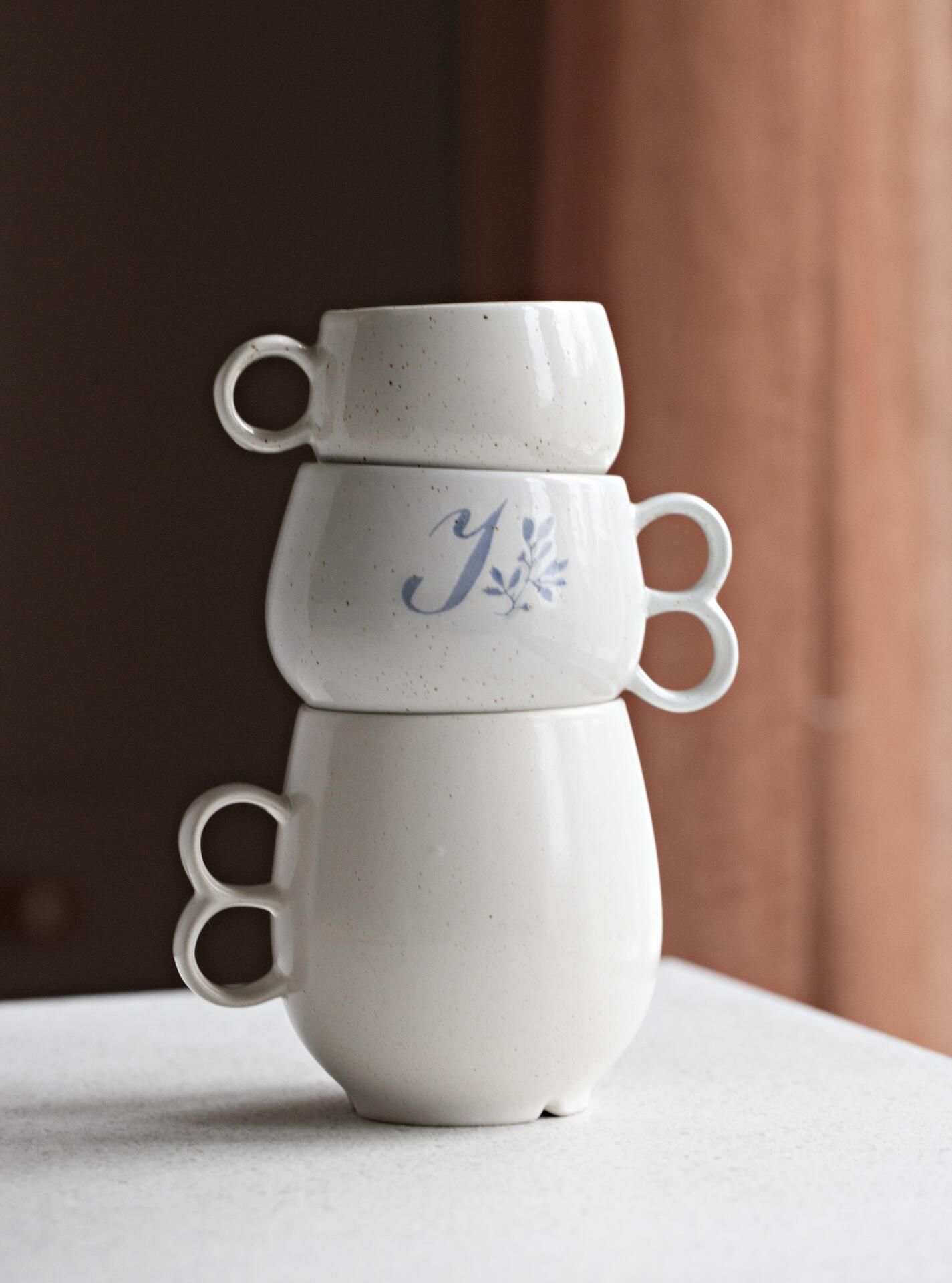 Keräilijän haaveissa on löytää leipälautaset ja mukit, joissa on perheenjäsenten etunimien kirjaimet: I, R ja V.