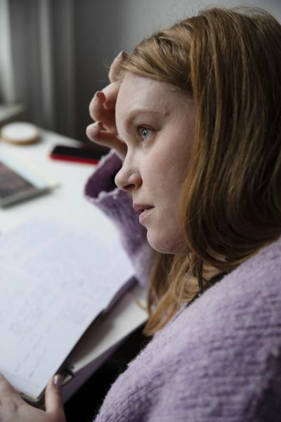 ”Tunteiden näyttäminen on ollut minulle hankalaa. Olen oppinut siinä paremmaksi, jaan iloja ja suruja enemmän. Silti toisen surun näkeminen on vieläkin vaikeaa”, Kaisa Lundán sanoo.