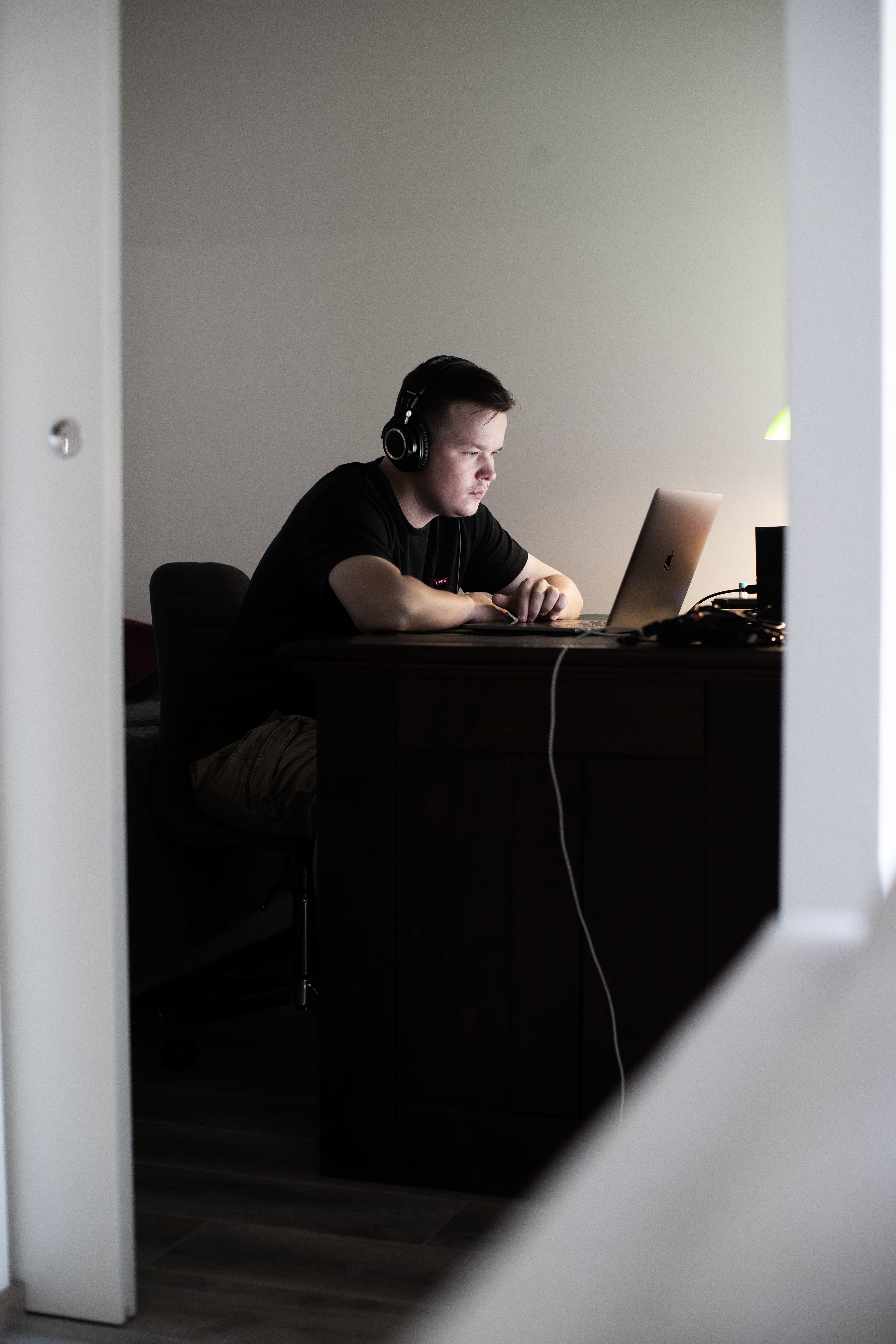 Sami Kieksin elämässä on ollut myös vaiheita, jolloin hän olisi saattanut hyvinkin jäädä kotiin tietokoneen ääreen. Jäädä syrjään.