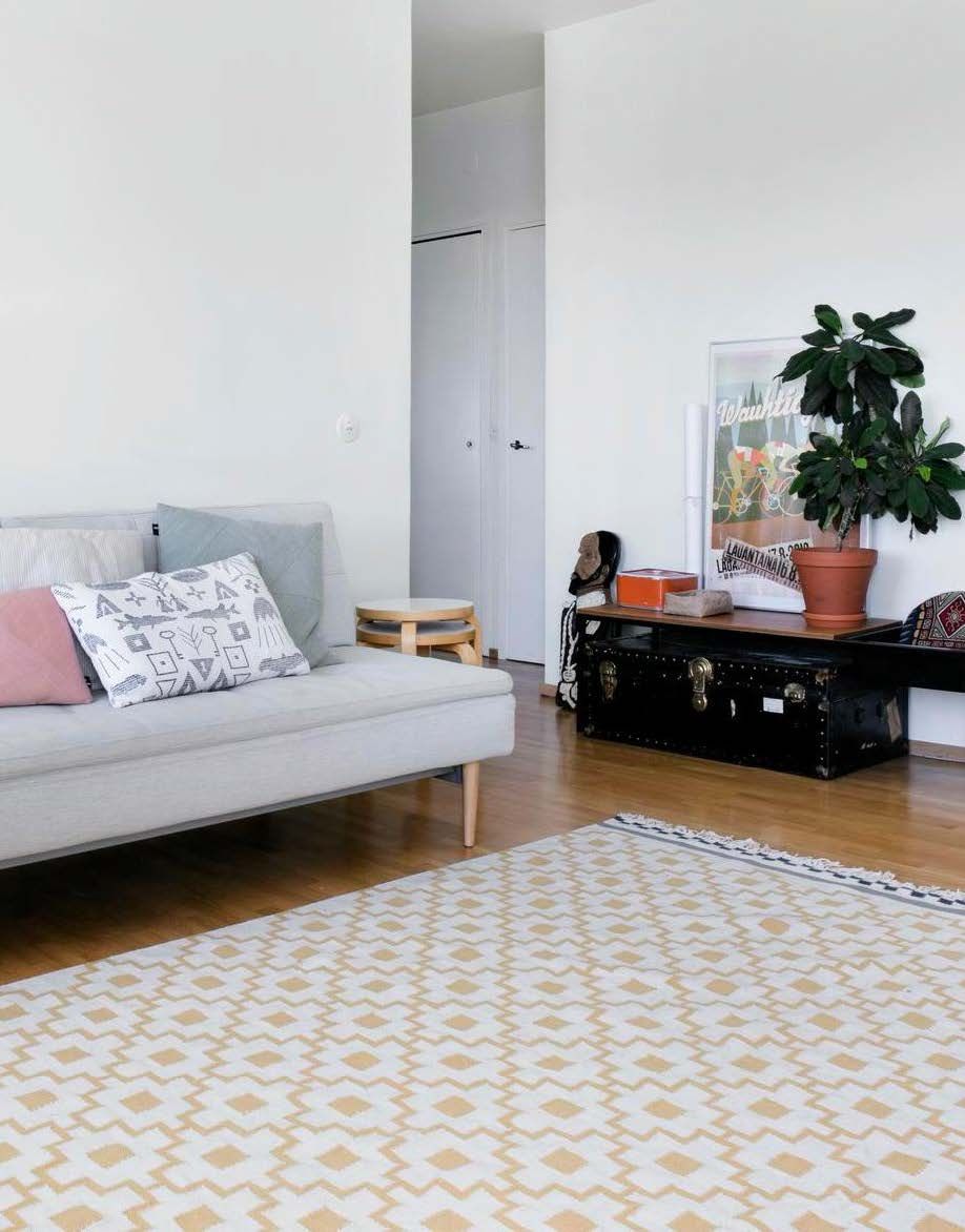 Olohuoneen sohva on kotimaisen Innovationin mallistoa. Vanhan matka-arkun Tuomas peri isältään.