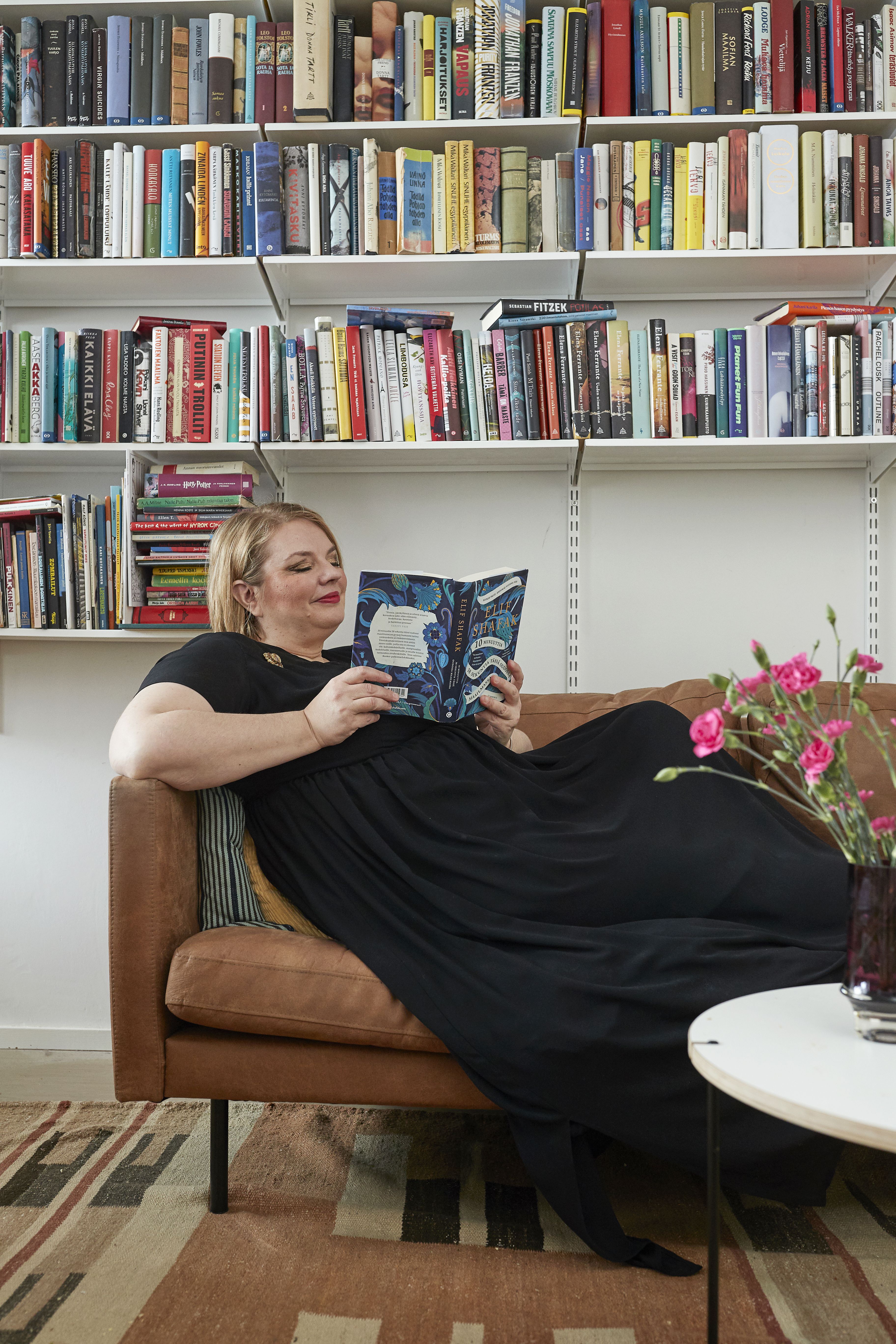 ”Musta mekko on tuomisia Pekingistä, joka on lempimatkakohteitani. Kaukolomista en muuten haaveile, mutta toivottavasti pääsen vielä joskus Kiinaan.”