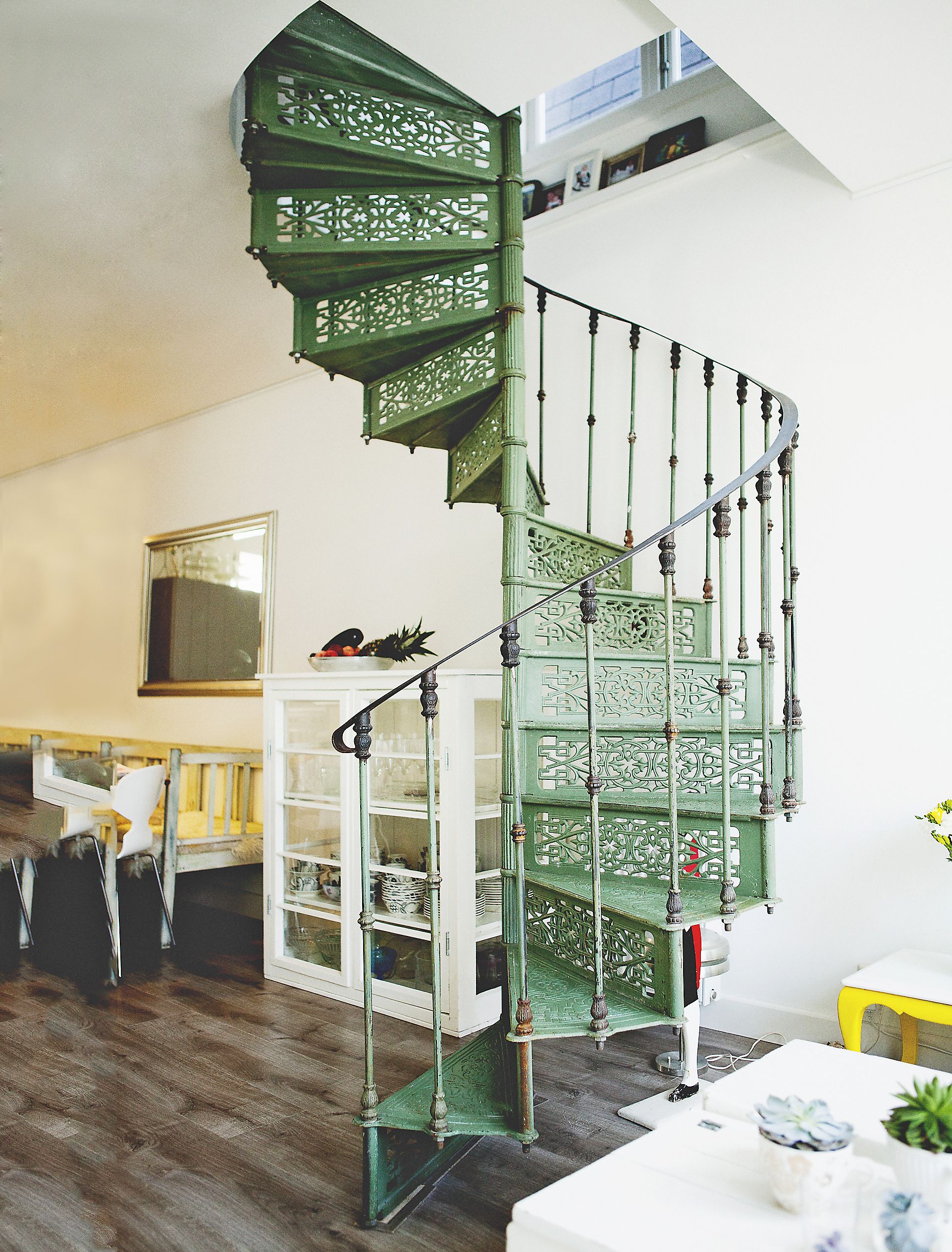 1800-luvun espanjalaiset kierre­portaat vievät ylimmän kerroksen makuuhuoneeseen. 