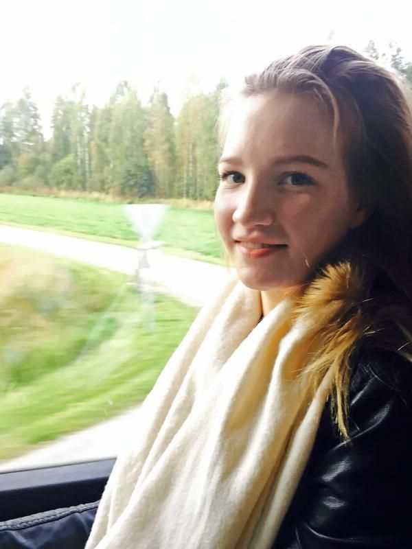 "Olen onnellinen nyt, tässä bussissa. Jaloissani on kauheasti tavaraa, sillä olen juuri muuttamassa Joensuusta Jyväskylään. Muutamme tänään yhteen poikaystäväni kanssa. Löysimme kauniin kaksion, jossa on oma sauna ja lasitettu parveke. Olen aina haaveillut oman kodin sisustamisesta. Vielä en ole ihan varma, millainen sisustustyylini on." Johanna Kuittinen, 21, Jyväskylä
