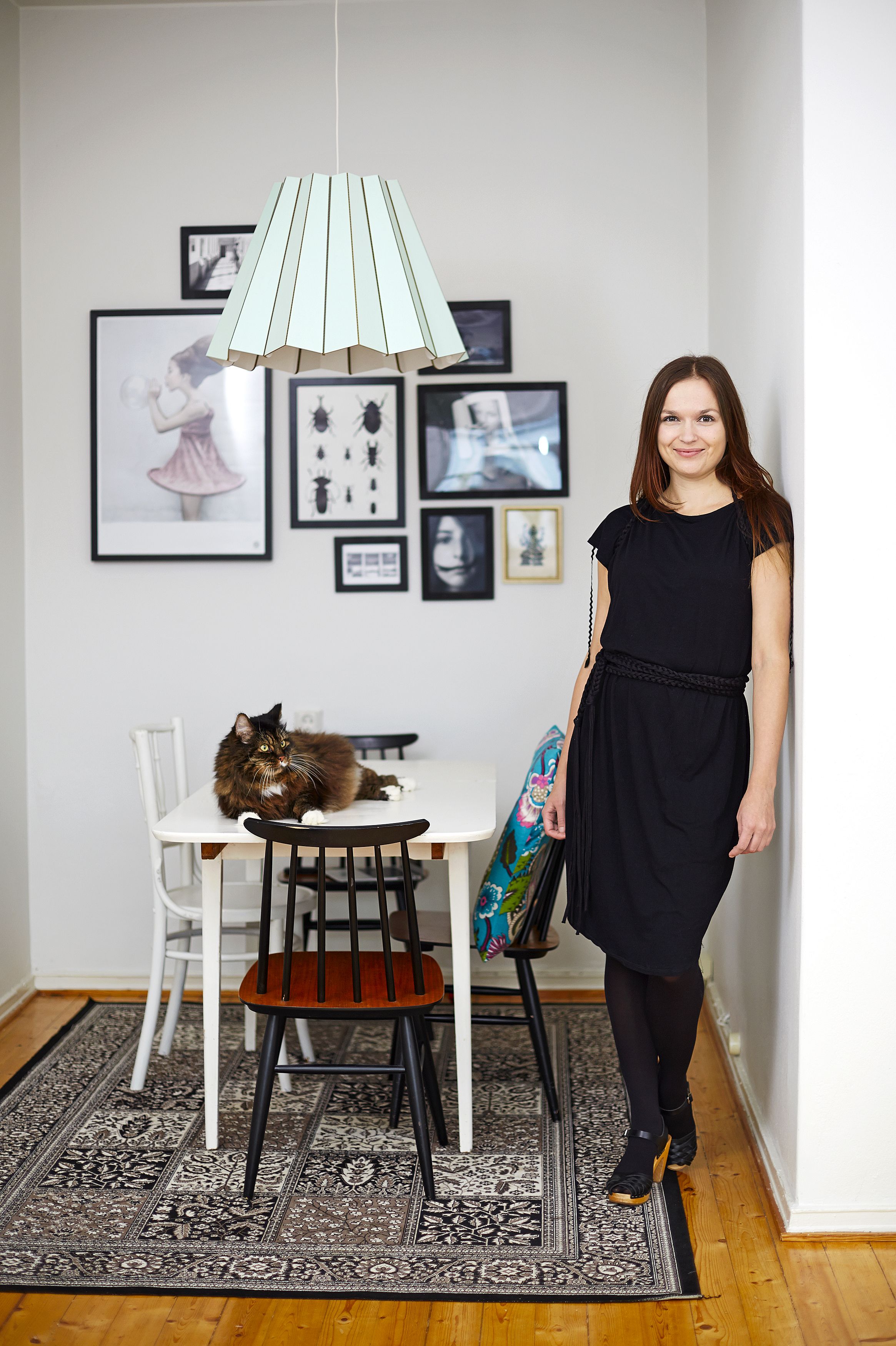 ”Mustavalkoinen vastuullisuus on vähän utopistista. Esimerkiksi vastuullisesti tehtyjä mutta kohtuuhintaisia kenkiä on vaikea löytää.” Bambumekko on kotimaisen Vietton ja puukengät Swedish Hasbeensin. 