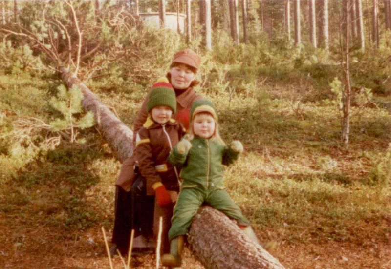 Äitini Riitta, sisareni Minna ja minä Padasjoella 1978.
