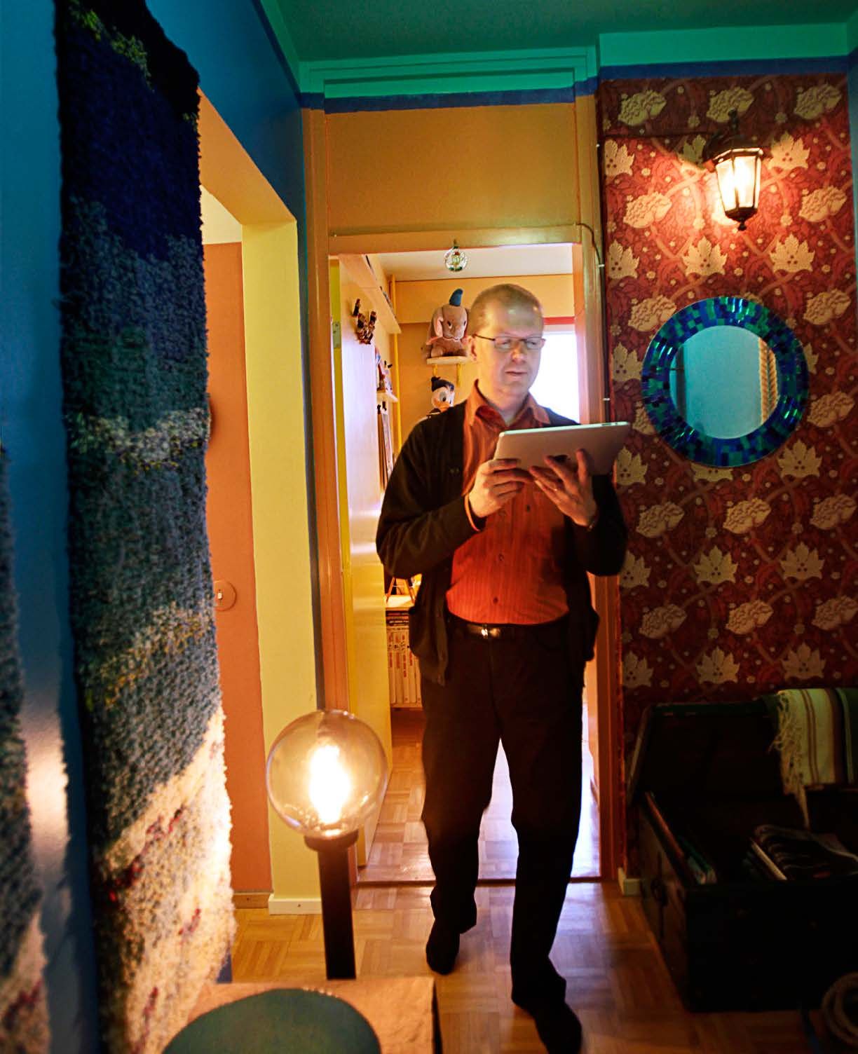 IPad-lenkillä. Petri kävelee kotinsa ympäri, jotta kävelykyky säilyisi.