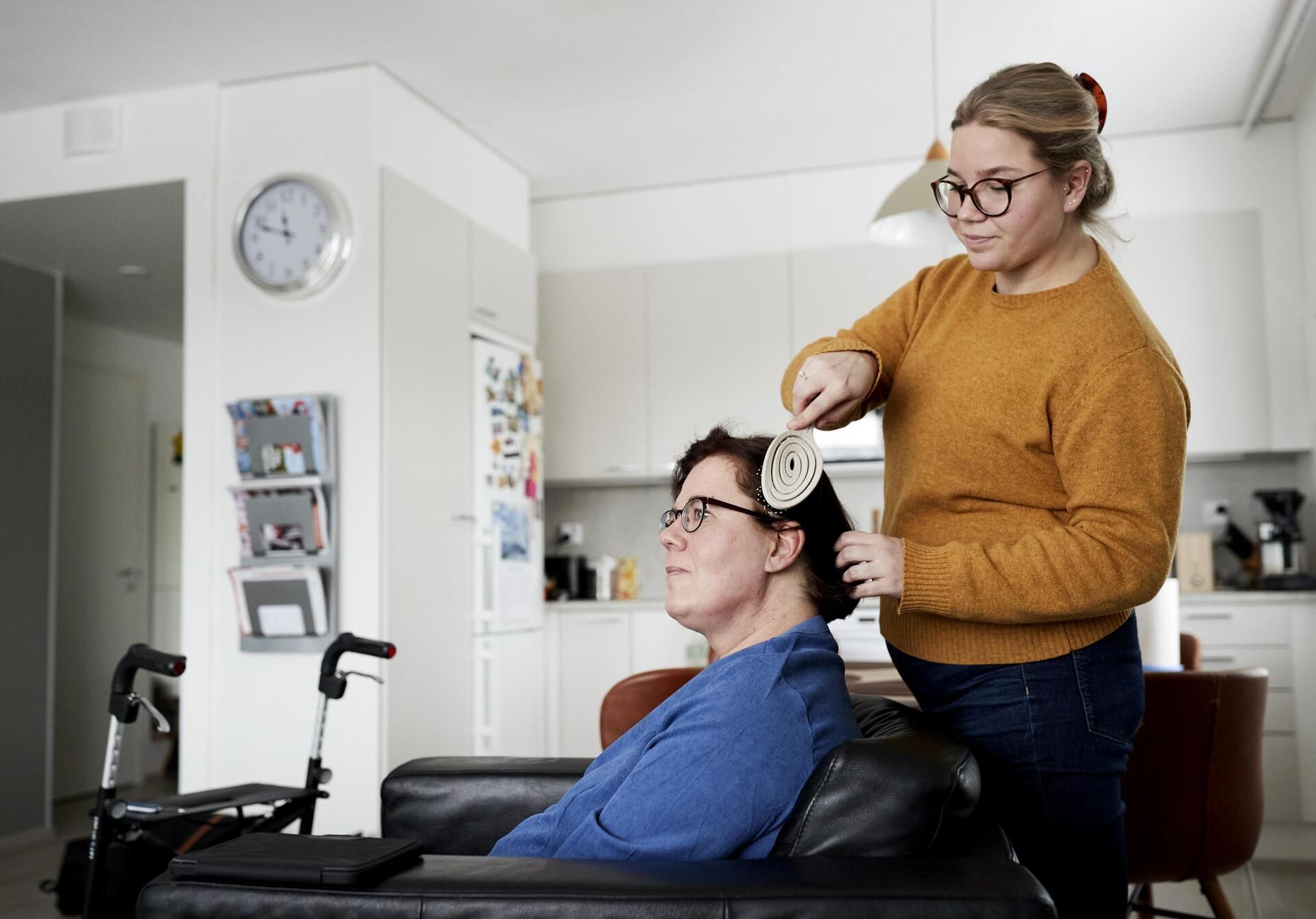  Mari nauttii pienistä asioista, kuten puhtaasta tunteesta suihkun jälkeen. Sekin tuntuu ihanalta, kun Mira-tytär harjaa hiuksia.