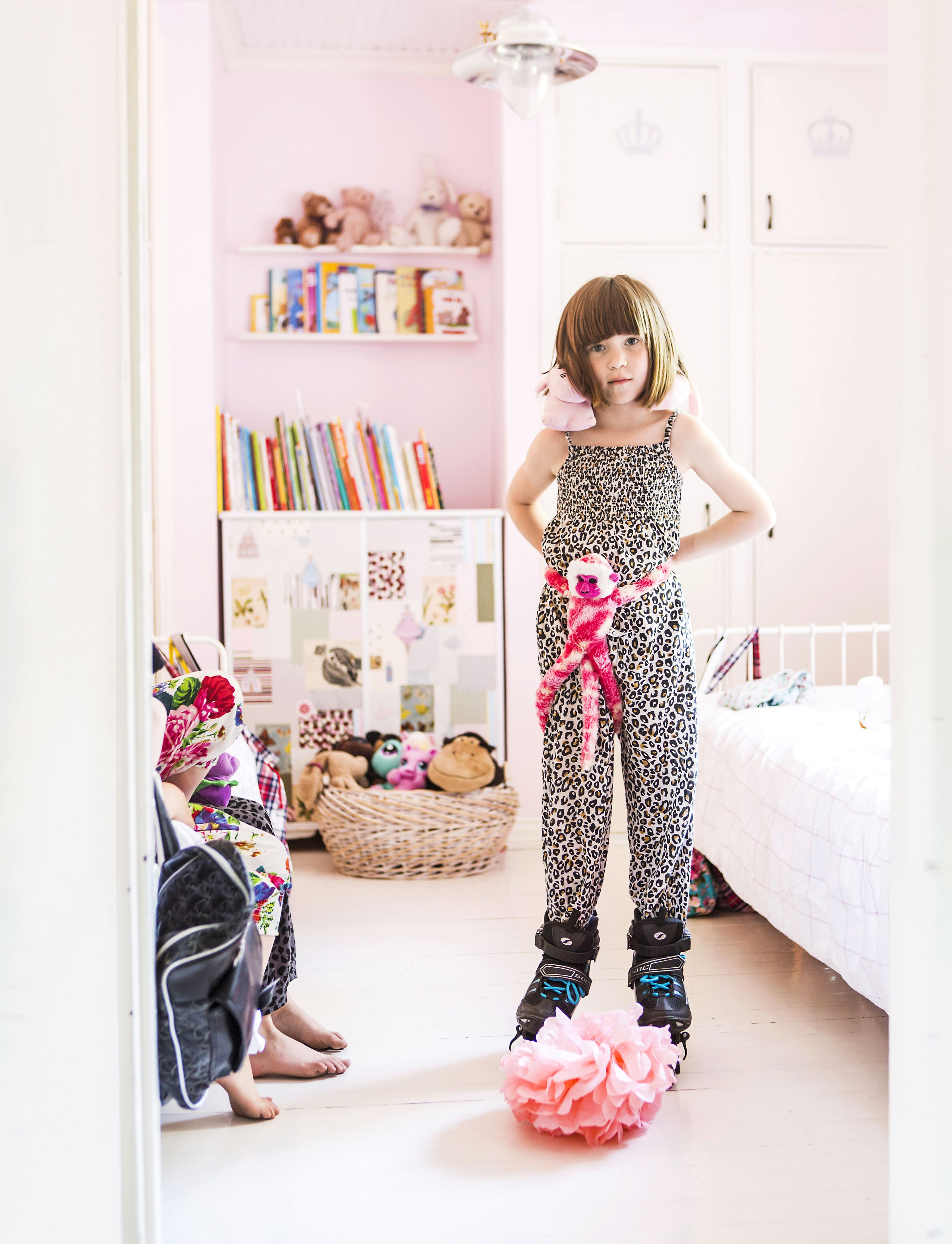 Tyttöjen huoneen hattaraiset sävyt ovat asukkaiden itsensä valitsemia. Tyttöjen vauhdikkaisiin harrastuksiin kuuluu rullaluistelu.