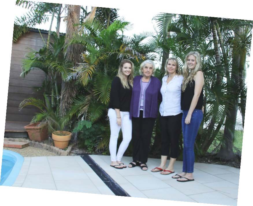 Kolmen sukupolven naiset. Keskellä Eila ja Monika, äiti ja tytär. Reunoilla Monikan tyttäret Kiala ja Anita.