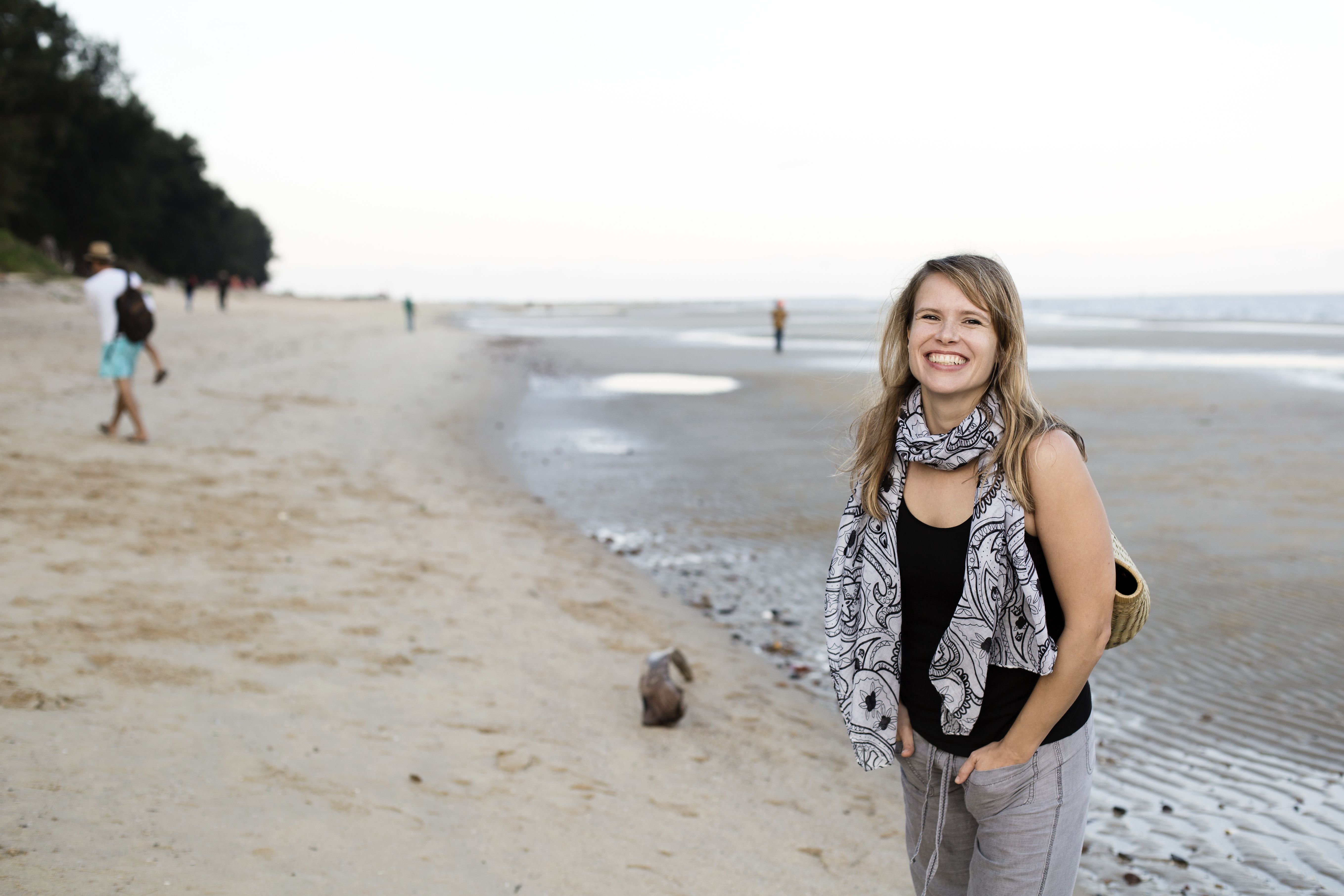 Maputoa reunustaa valkoinen rantaviiva. Rannalta Elina voi katsella, kun kalastajat lähtevät töihin.