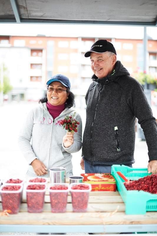 "Eilen metsässä mieheni Heikki kantoi puolukkakoriani. Tänään hän auttaa minua myymään puolukoita torilla. Heikki on kiltti. Se tekee minut onnelliseksi." Ruamrak Khenkaen, 47, Lappeenranta "Eilen olin vaimoni Ruamrakin kanssa puolukkametsässä. Emme puhuneet paljon, poimimme vain. Tuntui hyvältä, kun hän poimi siinä ihan vieressä. Yhteensä saimme 40 litraa. Olemme olleet 15 vuotta yhdessä. Vaimoni on Thaimaasta, meillä molemmilla on takana avioero. Elämä opettaa. Vasta nyt ymmärrän, miten tärkeää on yrittää aistia vaimon tunnetiloja. Mietin koko ajan, miten voisin olla tukena. Nuorempana sitä oli vähän tulisempi luonne." Heikki Sten, 70, eläkeläinen, Lappeenranta