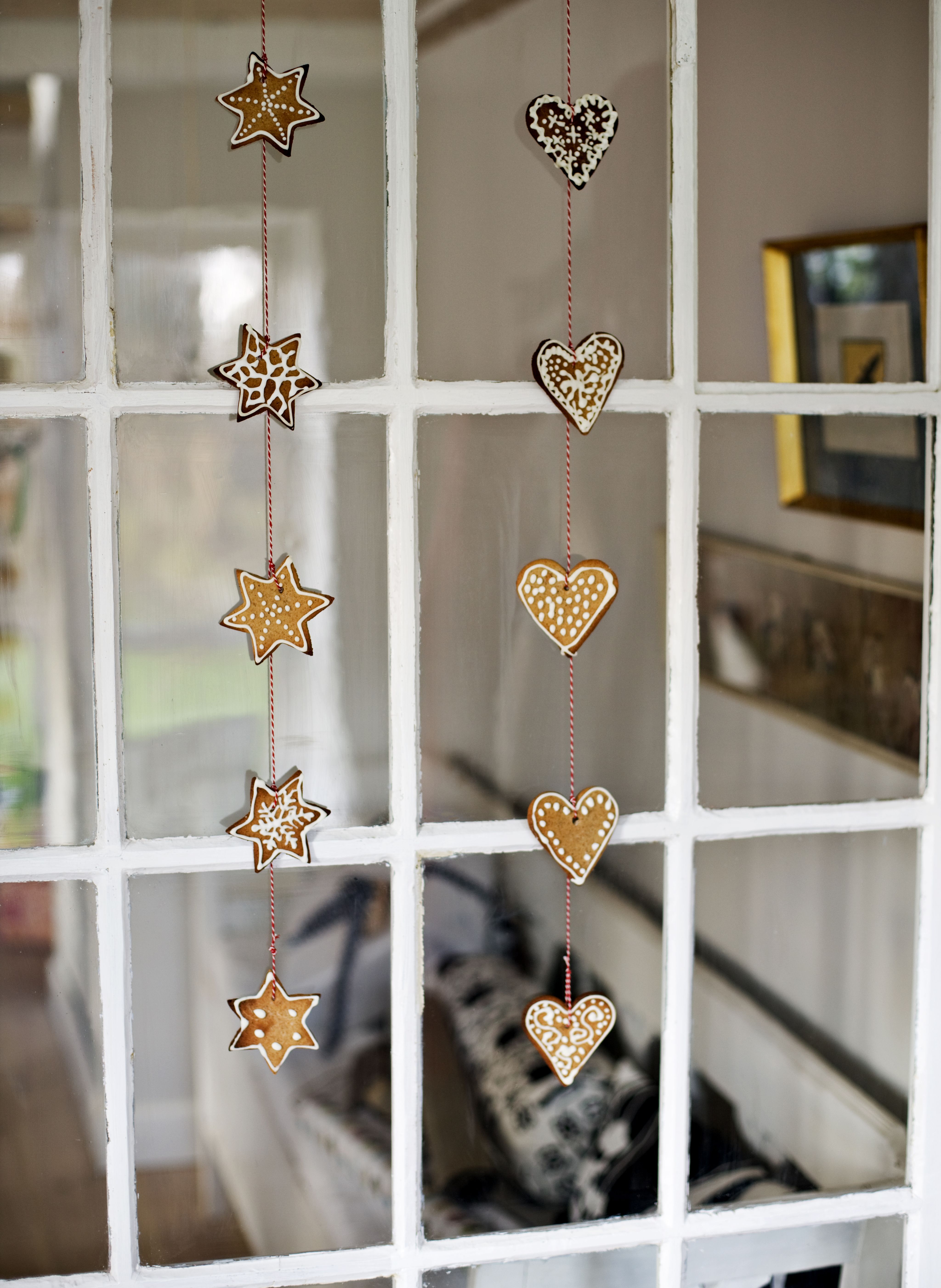 Kymmenen piparin verran hyvää joulumieltä. Ripusta soma piparinauha ikkunaan tai sisäoveen.