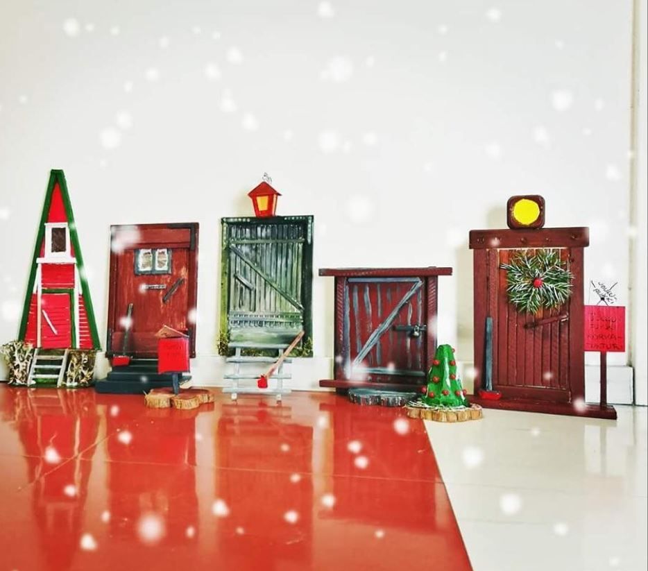 "Tonttuovet on askarreltu töissä ja materiaalina käytetty mm. puupaloja, kaarnalastuja ja katajanappeja. On hyödynnetty myös pahvia ja munakennoja. Kaikki luotu ilman malleja, omasta päästä." Sanna-Mari Tervo