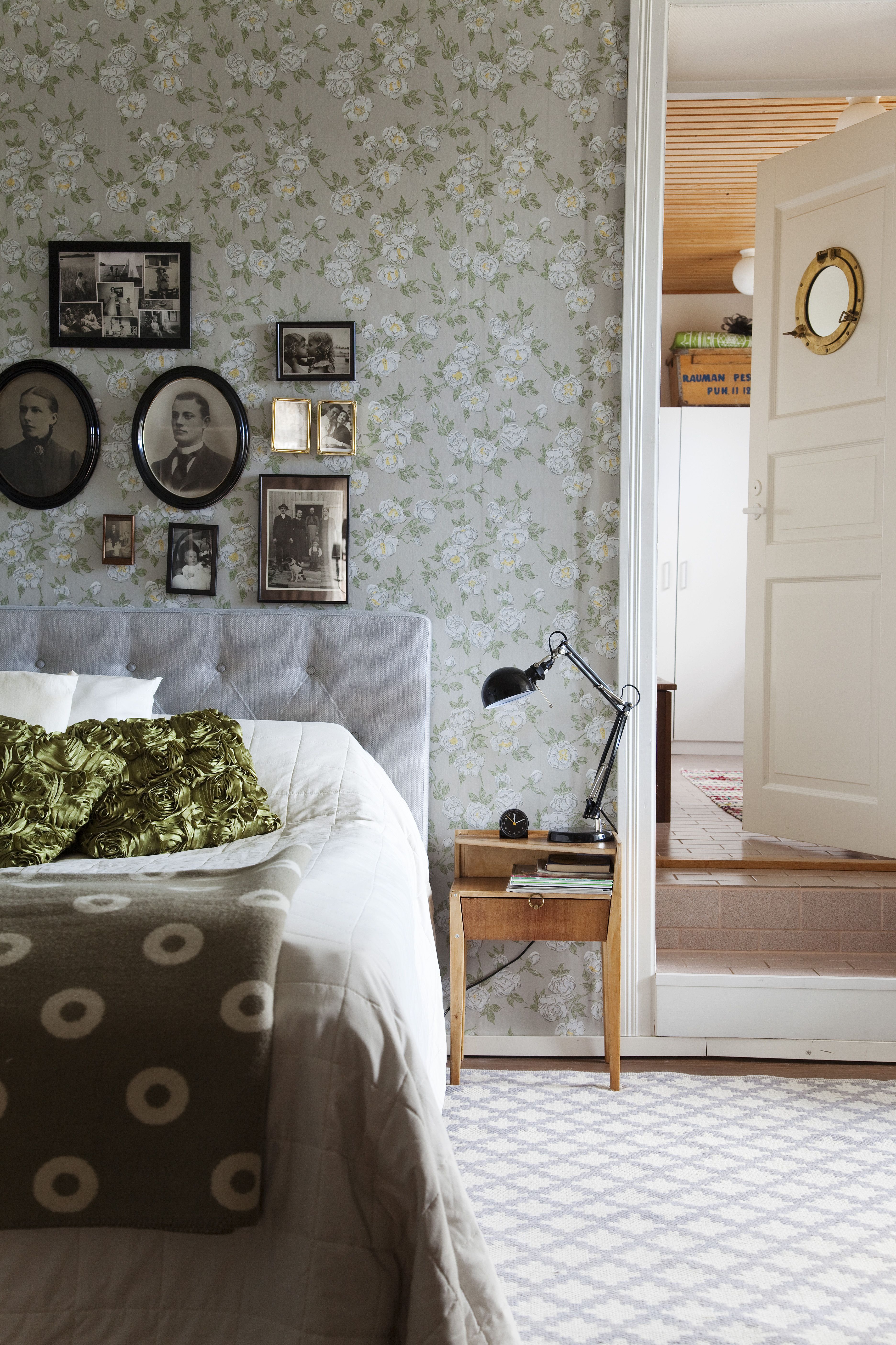 Oikea unien näyttämö Juhannusruusu-tapetteineen. Kuva: Arto Vuohelainen