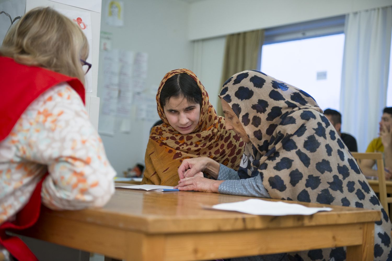 Suomen tunnilla. Afganistanilainen Adla opastaa sokeaa 16-vuotiasta tytärtään Mahdiaa. Mahdian unelmana on opiskella sokeiden opettajaksi.
