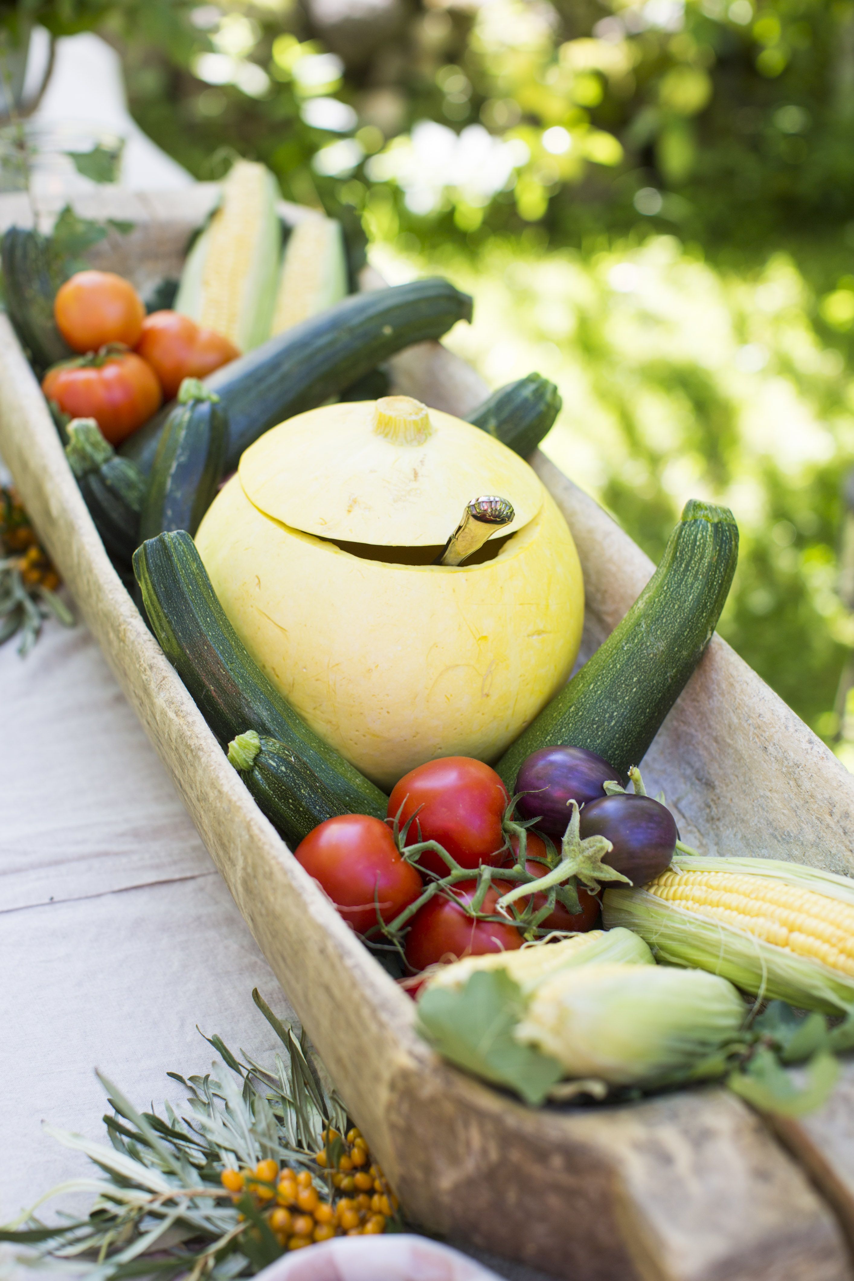 Tyhjäksi koverretusta kurpitsasta syntyy hauska tarjoiluastia kurpitsakeitolle.