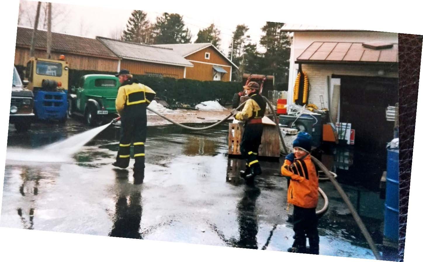 Atte, pieni apumies, pääsi pesemään isänsä huoltoaseman pihaa.