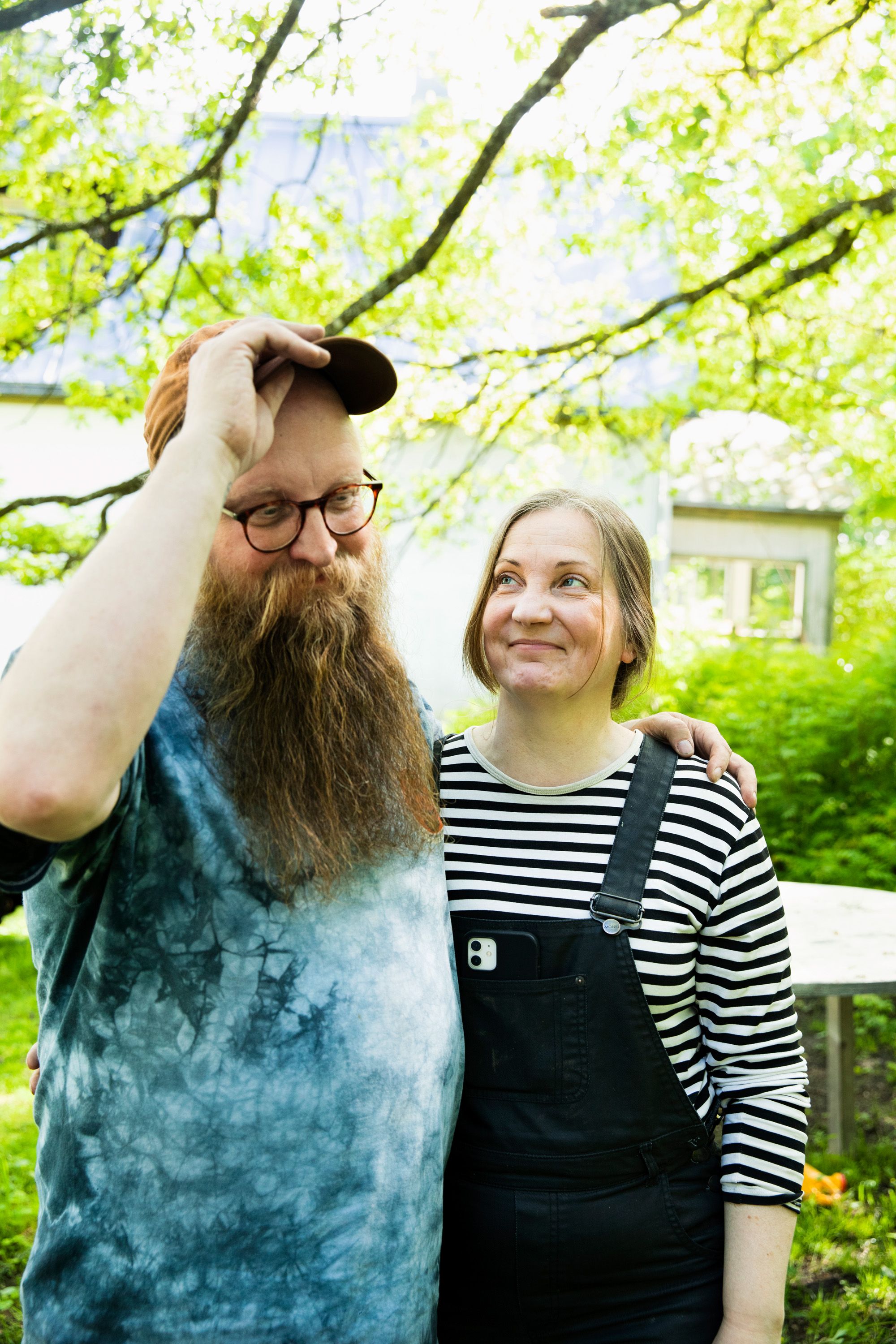 ”Asuminen täällä vaatii uudisraivaajahenkeä”, Petra sanoo. ”Mielipuolisuutta tämä vaatii! Luovuimme käytännössä kaikesta, kun muutimme tänne”, Jean sanoo.