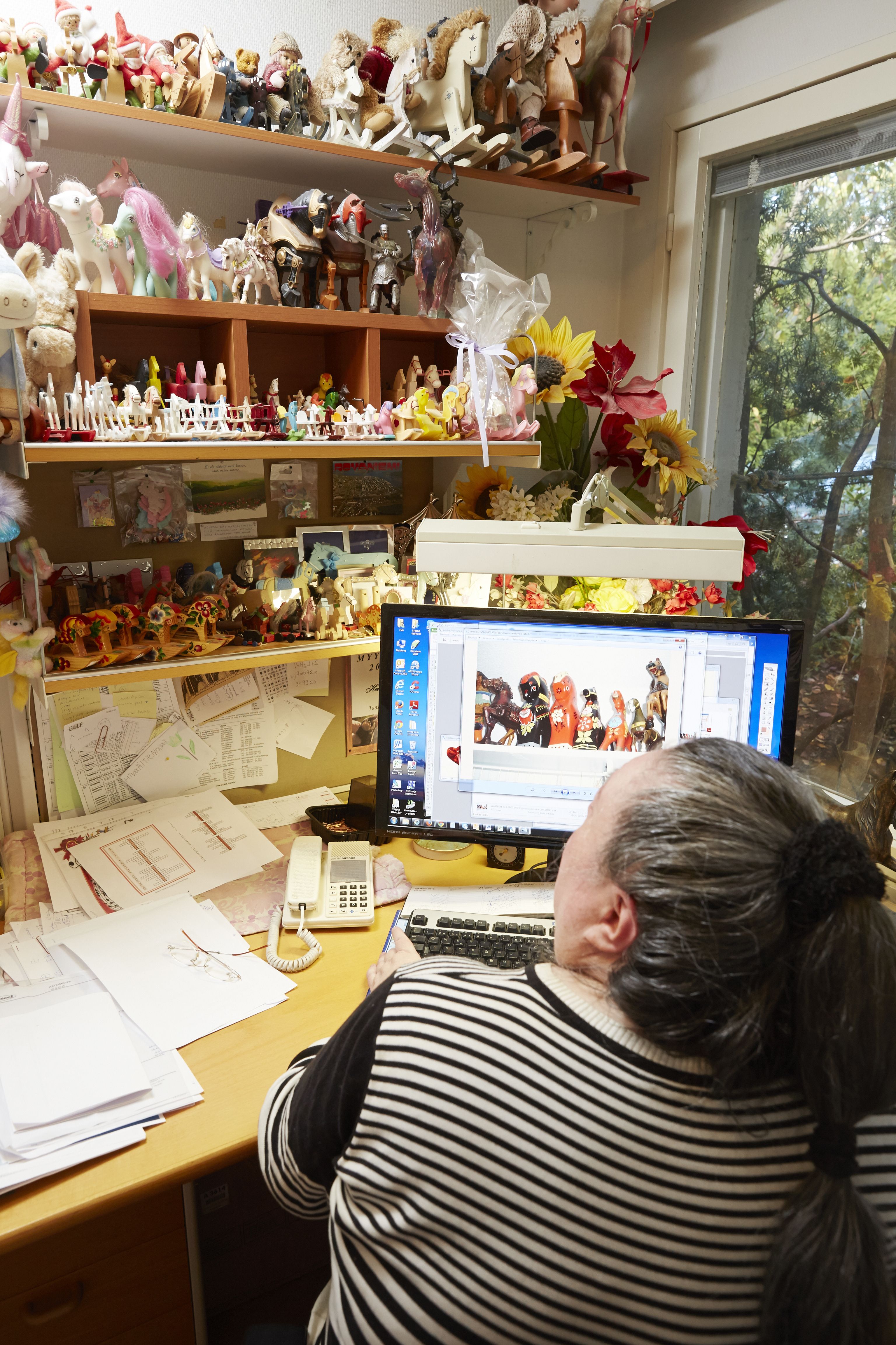 Onko samanlainen jo hyllyssä? Heli etsii netistä lisää hevosia.