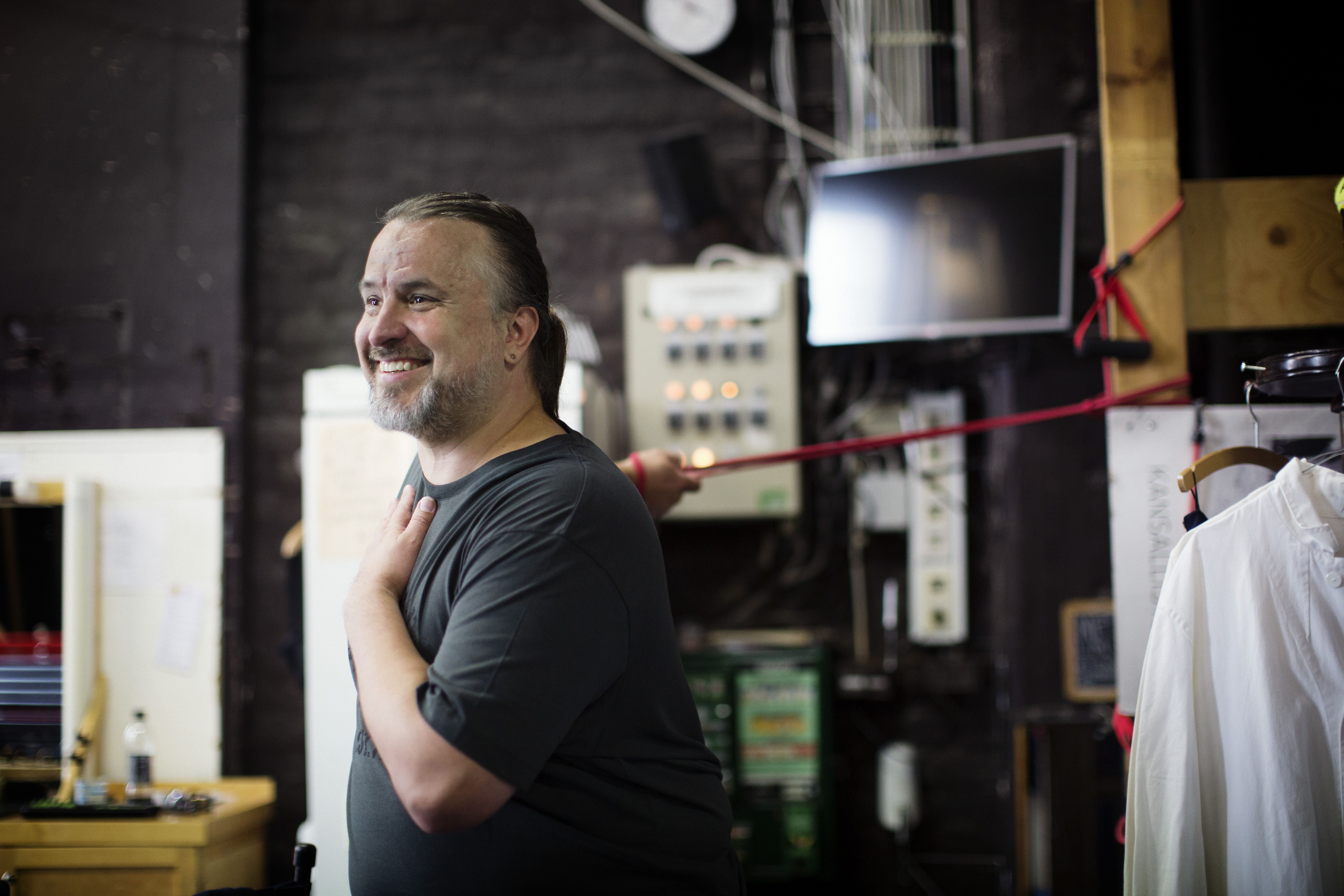 Ennen esitystä Kristo jumppaa kuminauhalla. ”Rikhard III:n roolissa joudun näyttelemään kaksi tuntia pylly pitkällä mäkihyppyasennossa. Nyt selkä on ihan jumissa.”