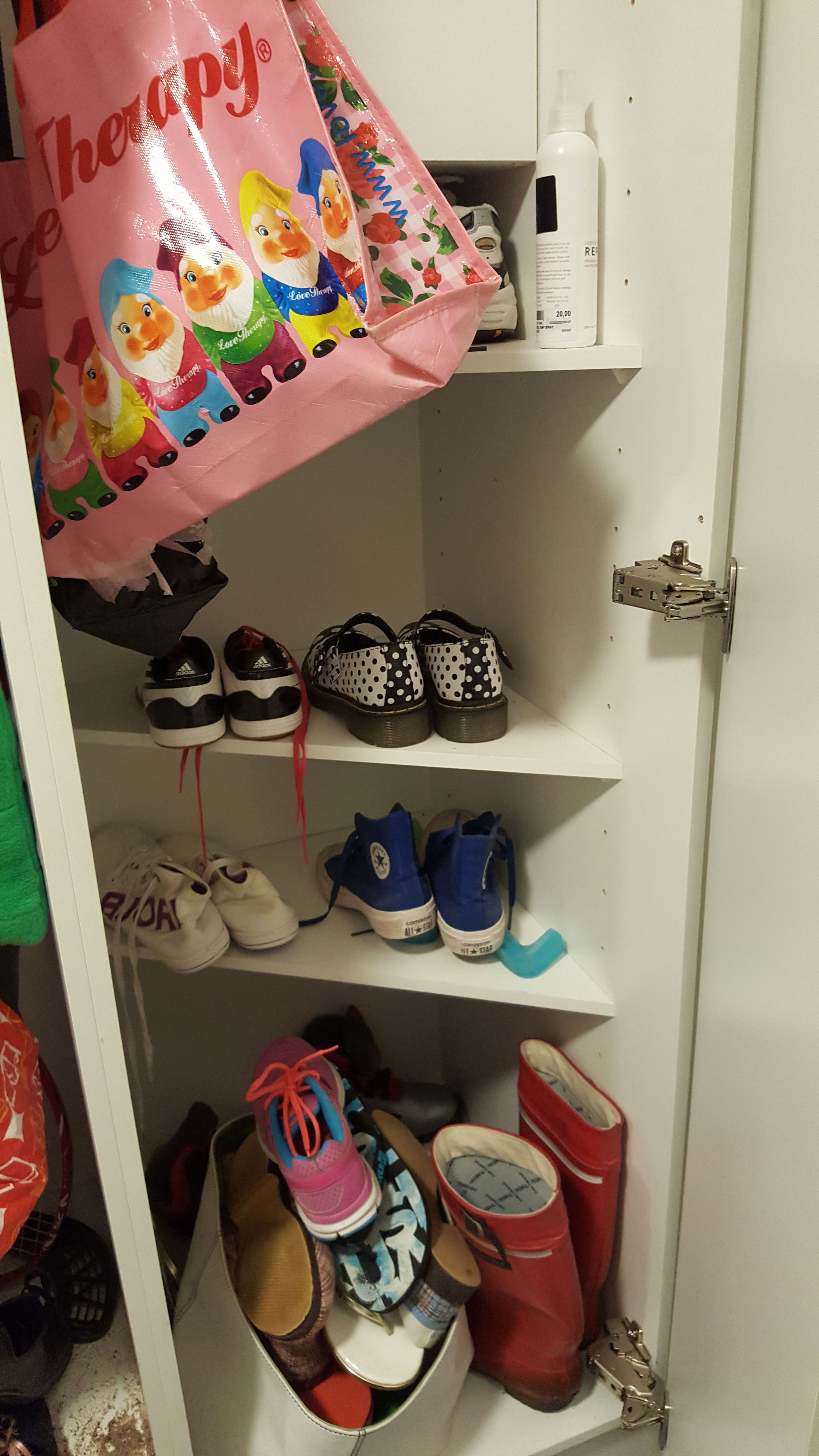 Siivouskaapista tuli kenkäkaappi, jossa imurille ei ole sijaa. Sen on siis lojuttava toisaalla, vaikka olkkarin lattialla.