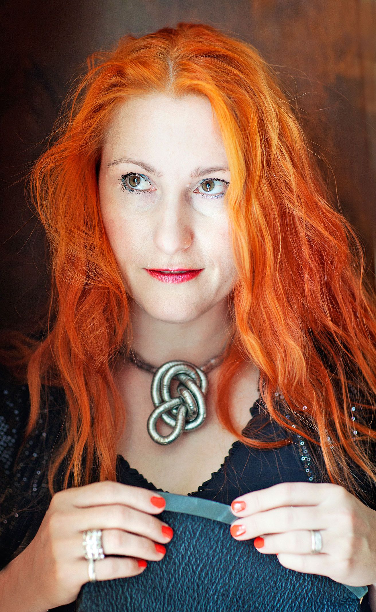 Pidän pitkiä hiuksiani harvoin auki, etteivät ne jää oven väliin tai eksy keittoon.