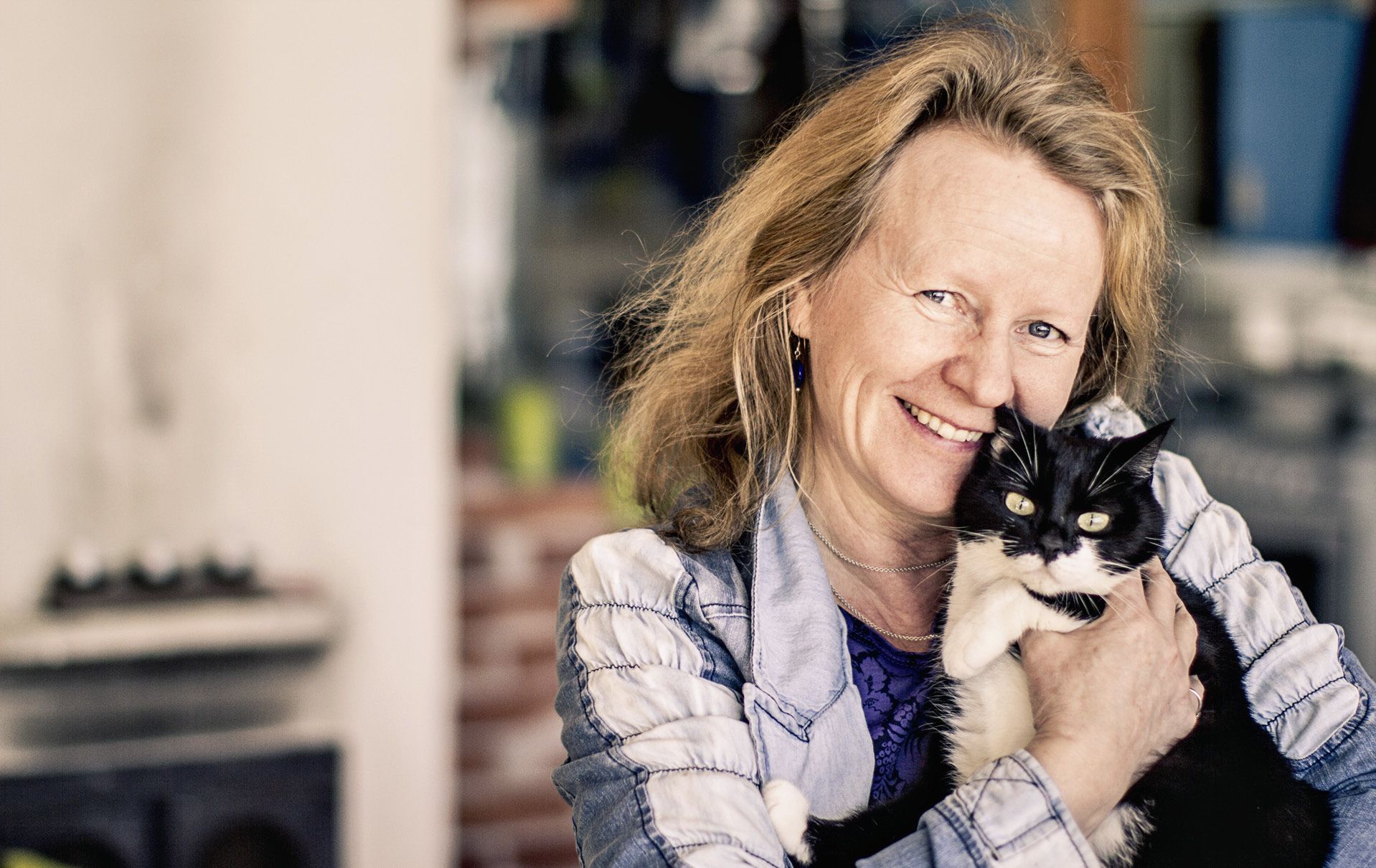 Kaija ja Juuso Juurikkalan päätyönä on perhekoti, jonka he perustivat Mäntyharjun taloonsa viisi vuotta sitten. Perheeseen kuuluu nyt oman Juulia-tyttären lisäksi viisi huostaanotettua lasta, neljä poikaa ja yksi tyttö.