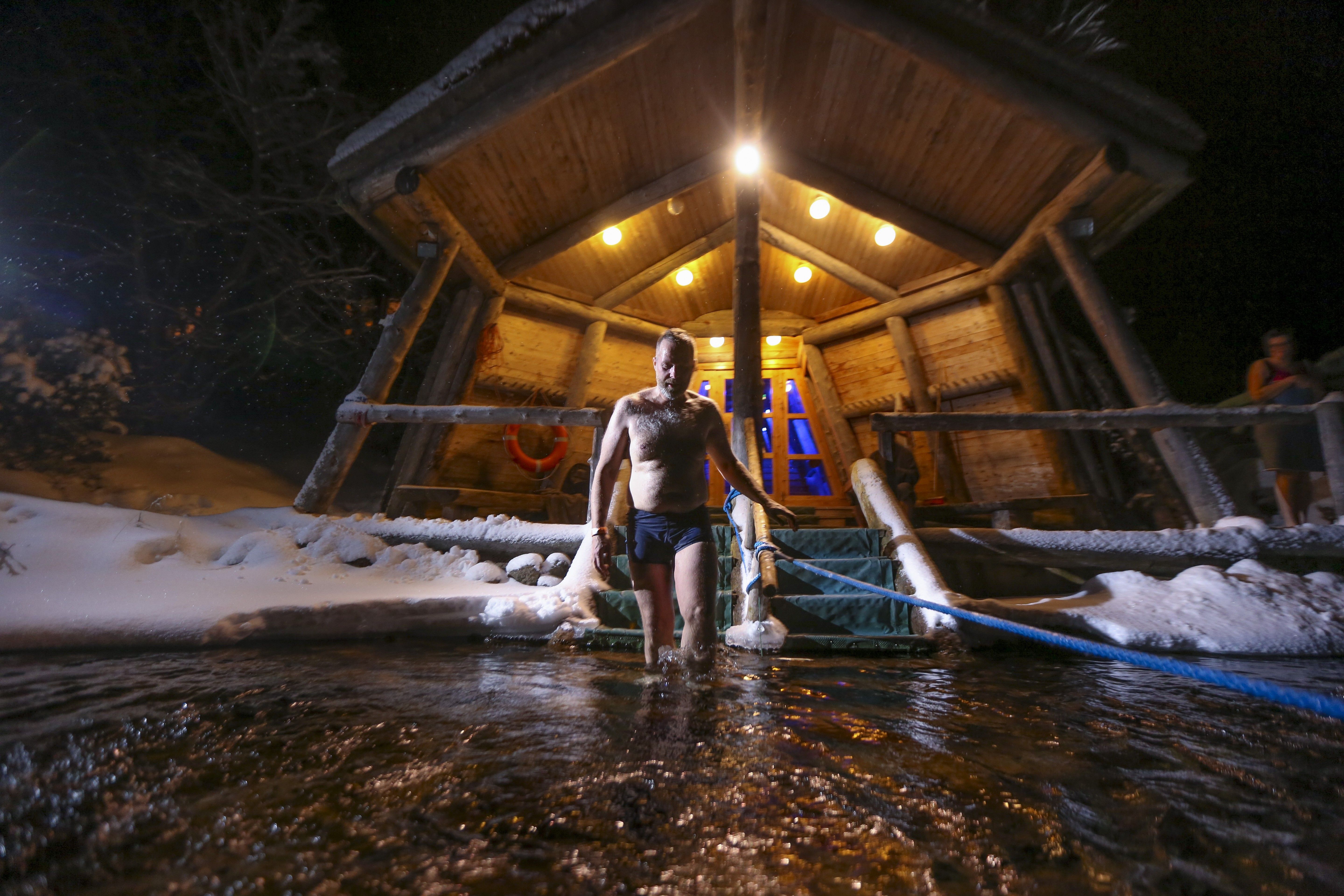 Suomen Ladun savusauna Kiilopäällä. "Saunassa jaksaa olla vaikka tunnin, kun välillä pulahtaa Kiilopuroon. Purossa on myös tammukoita! Saunassa saa hyvät ja leppeät löylyt, ja iholle jää ihana savuinen tuoksu. Ainut huono puoli on, että sauna on kaukana kotoa.” Kuva Seppo Kärki / Sanoma arkisto.