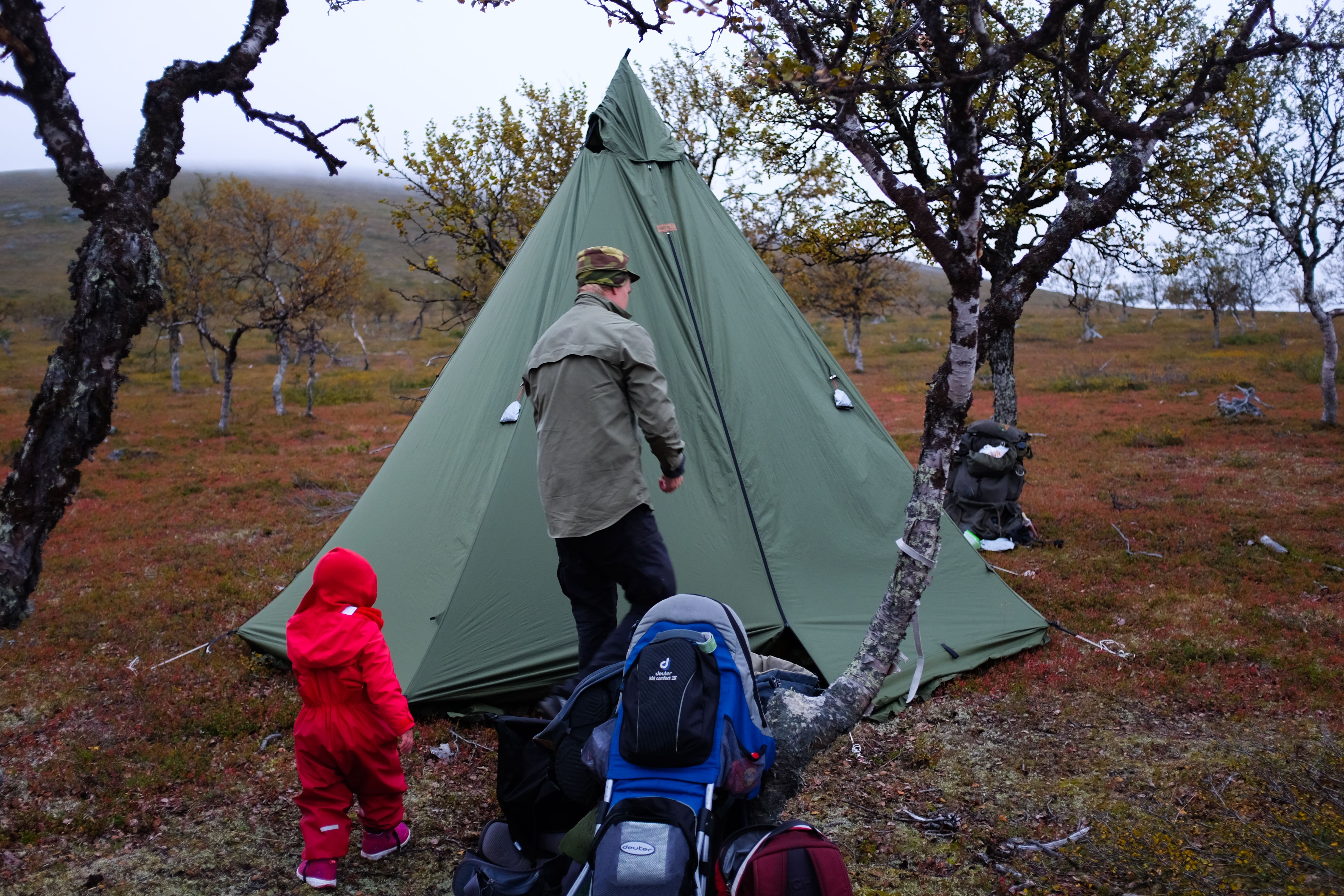 26.8.2016 PAISTUNTURI. ”Lähdimme puolisoni Kimmon, lapsemme ja ystävämme kanssa elokuussa viikon vaellukselle Lappiin. Kotalaavu oli hyvä valinta: sadeilmalla vietimme välipäivän, paistoimme sisällä lettuja, luimme kirjoja ja otimme pitkät päiväunet.”