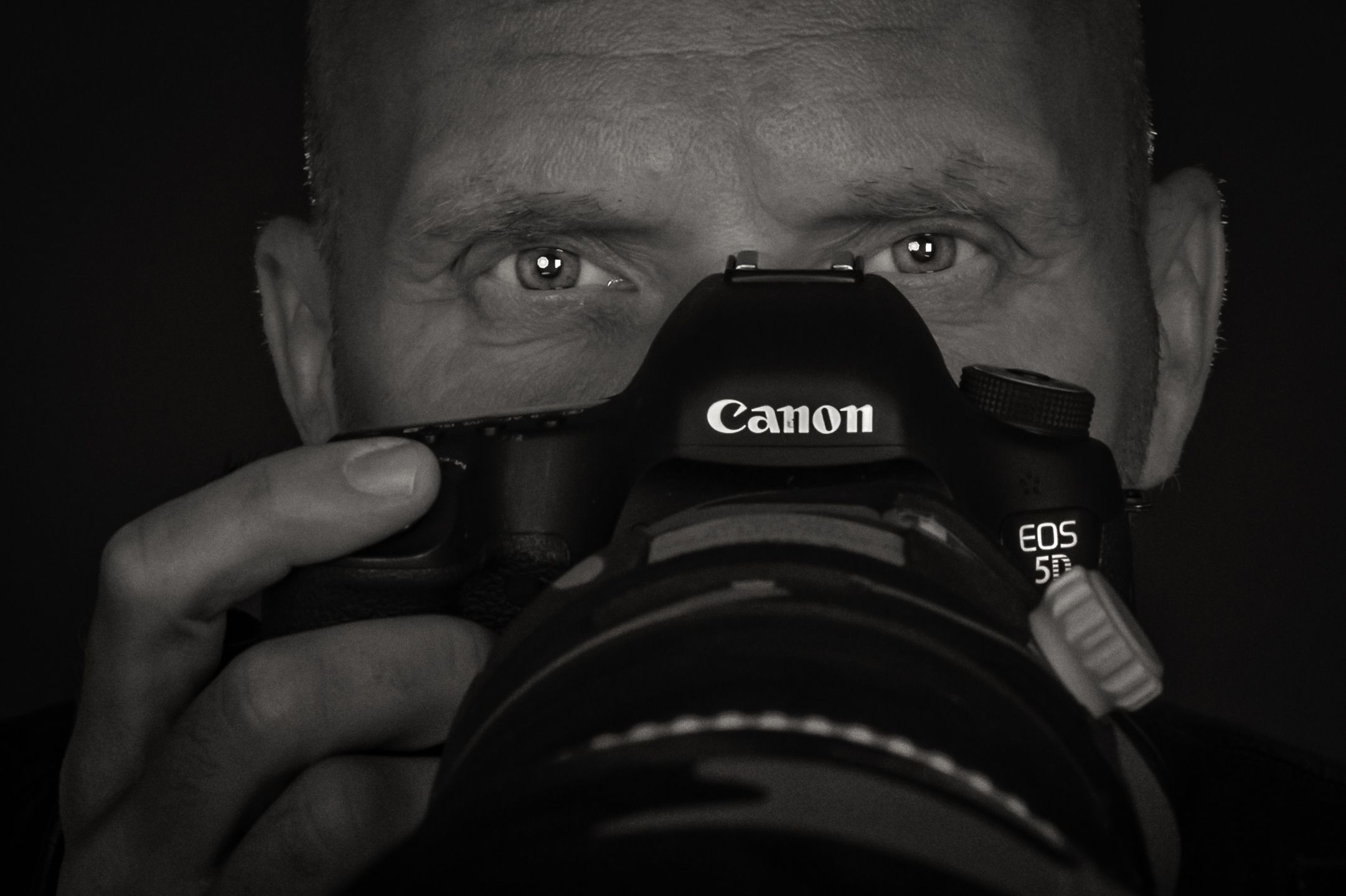 Kuvaaja työssään. Kuva Tapio Karjalainen.