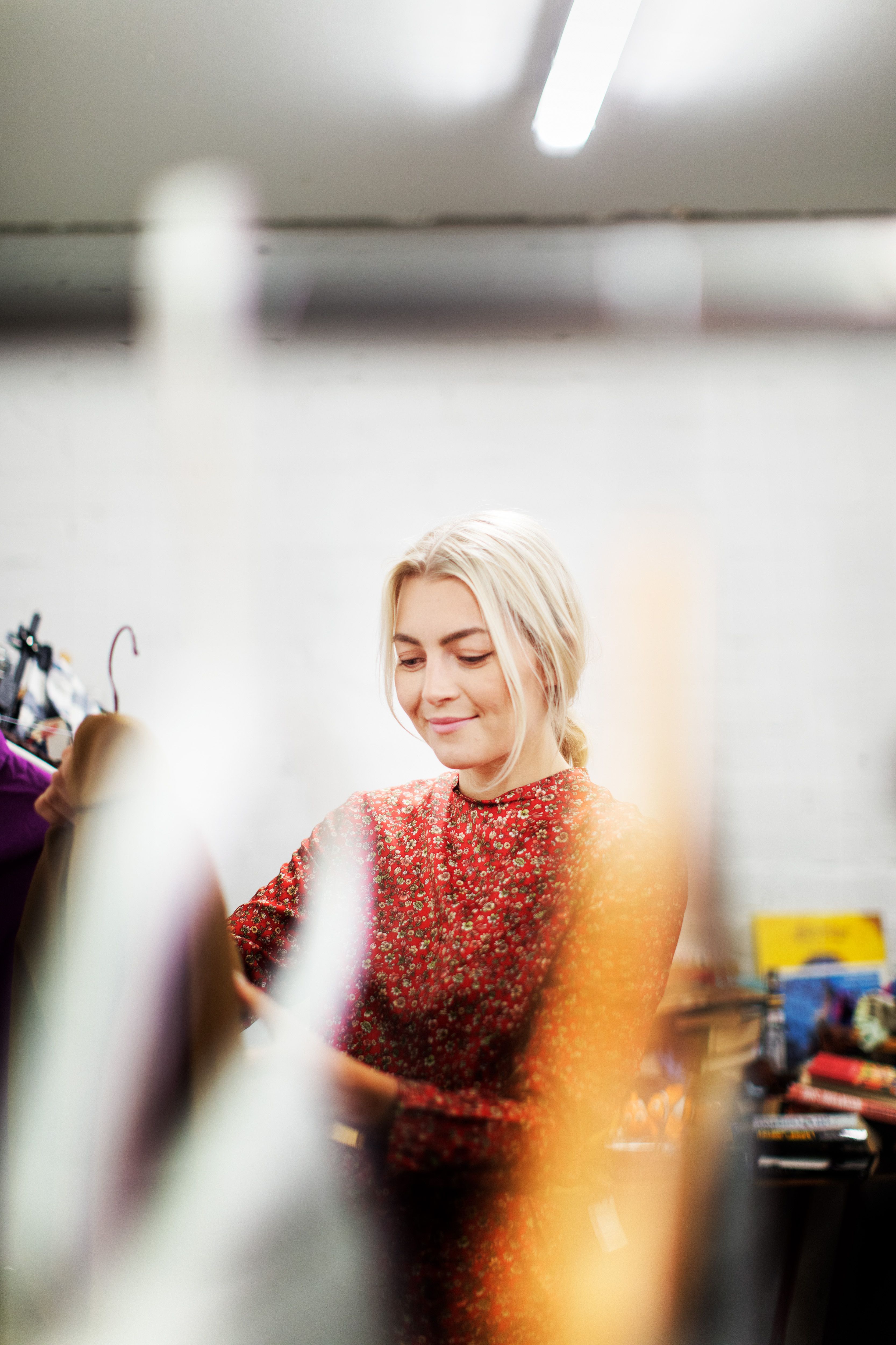 Jenni on oppinut suunnittelemaan ja priorisoimaan työtään. ”Lukijat saattavat olla onnellisempia paljon vähemmästäkin kuin mitä itse vaatii itseltään.”