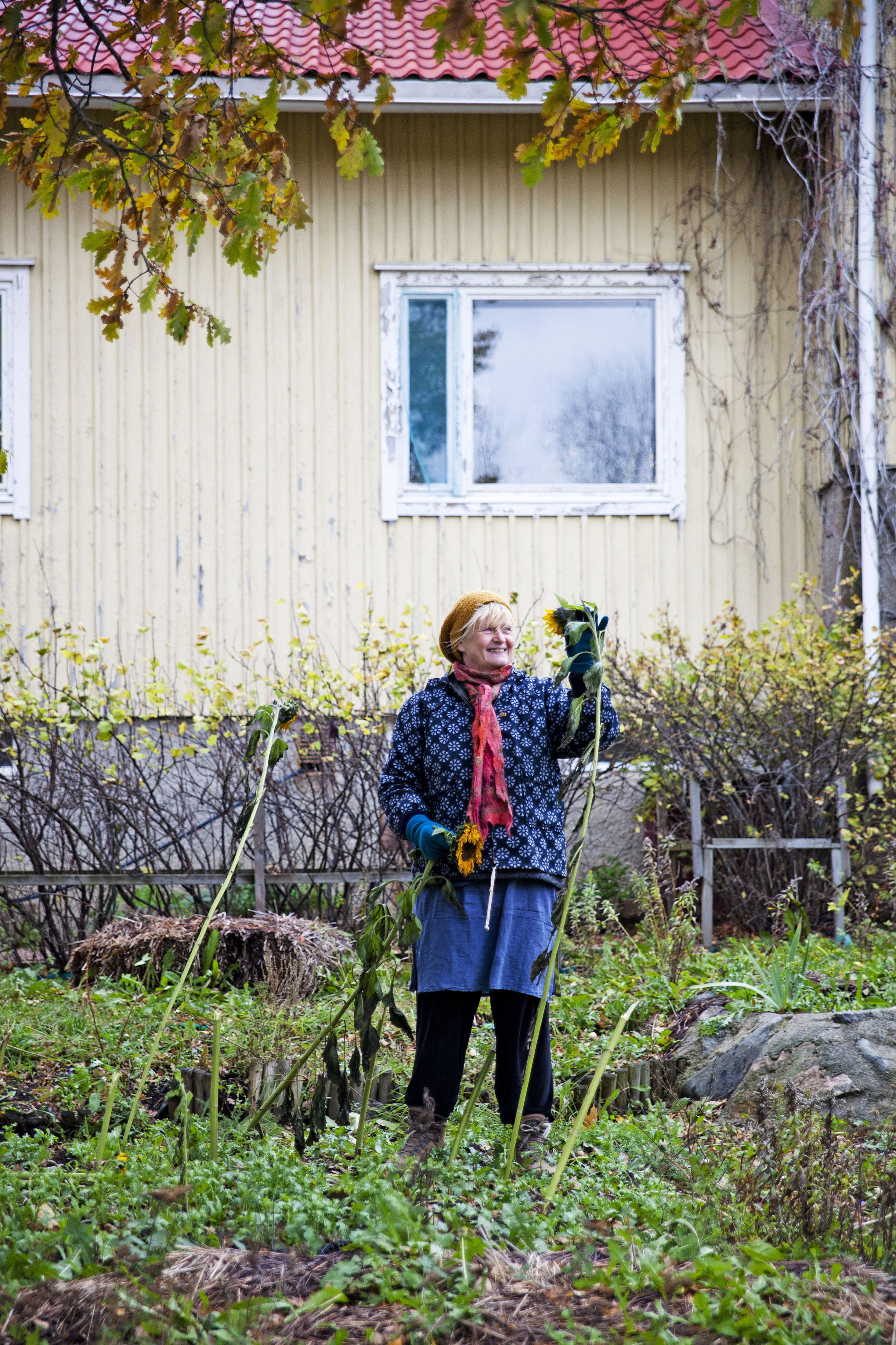 Rita Kreivi nauttii vanhan koulun puutarhan hoidosta. Hengelliset arvot ovat Ritalle tärkeitä. Livonsaaren kylässä eri tavoin ajattelevien ihmisten rinnakkaiselo on rikkautta.