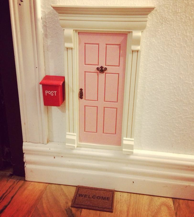 "Luotin valmisversioon.&nbsp;Lisukkeet, matto ja postilaatikko,&nbsp;sattuivat osumaan silmään erään verkkokaupan tuotteita tutkiessani. Ei ehkä niin jouluinen, mutta tämä saakin jäädä paikoilleen myös joulun jälkeen hammaskeijuja ja muita pikkuystäviä ajatellen." Alexandra Korkiakoski