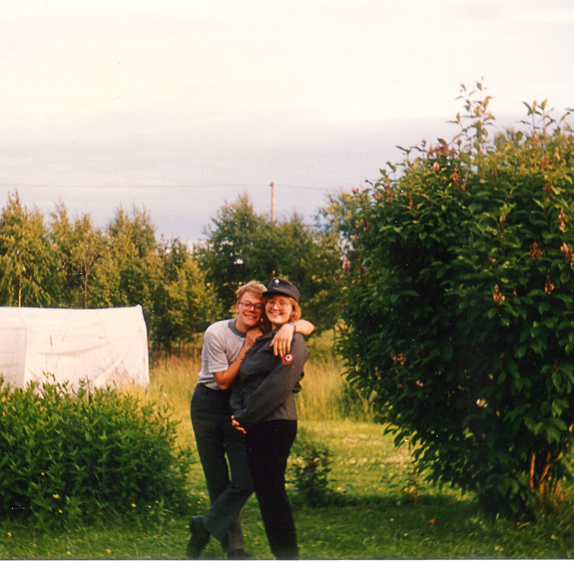 Jouko on kuvassa lomalla armeijasta. Anna-Maija oli silloin vasta tyttöystävä. 