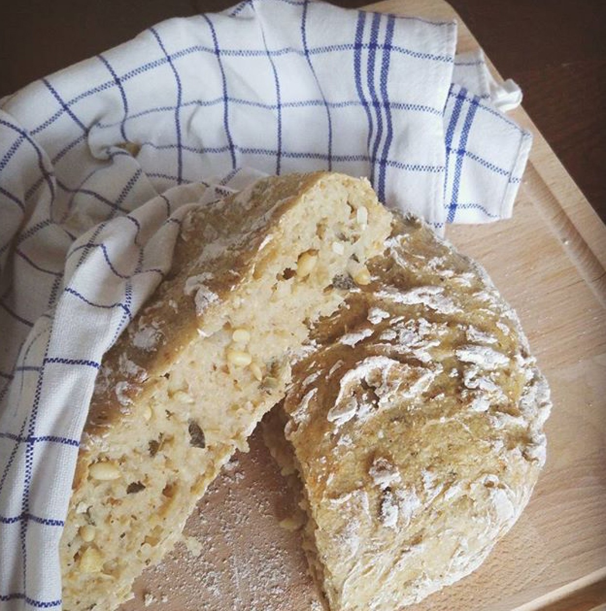 Instakäyttäjä @tuuliriisalo leipoi ensimmäisen pataleipänsä KK:n ohjeella. "Helppo tehdä ja niin hyvää. Käytin leivässä salaattisiemensekoitusta. Lisäksi vaihdoin maalaisleipäjauhoseoksen gluteenittomaan karkeaan jauhoseokseen (Semper), joka ei sisällä vehnää", @tuuliriisalo kertoo.