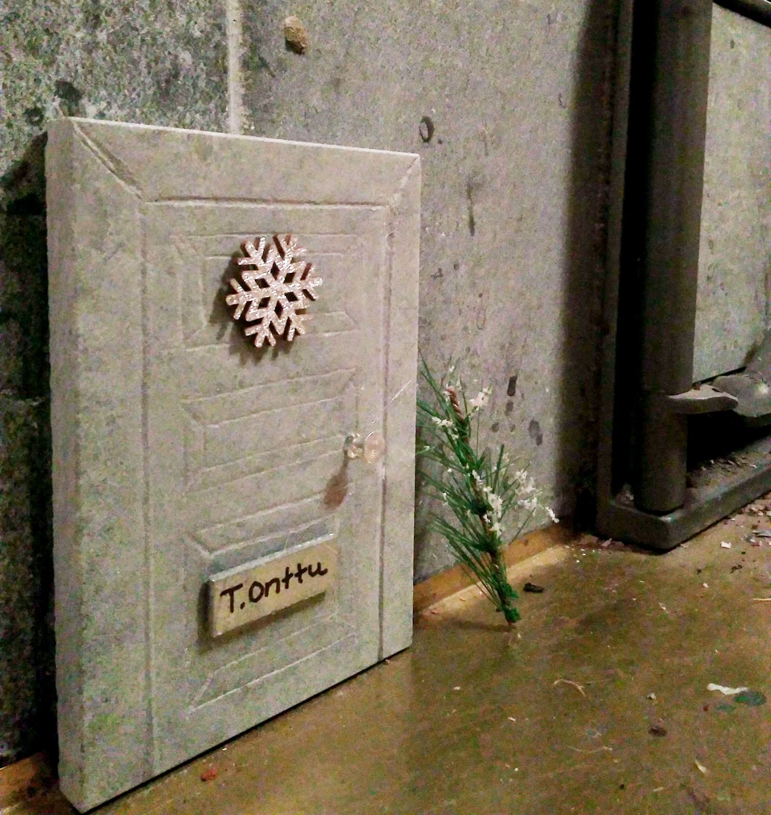 "Meillä tonttu asuu vuolukiviuunissa! Kiveä on helppo työstää vaikka viilalla ja naulalla voi kaivertaa kuvioita. Itse tein." Heli Salo