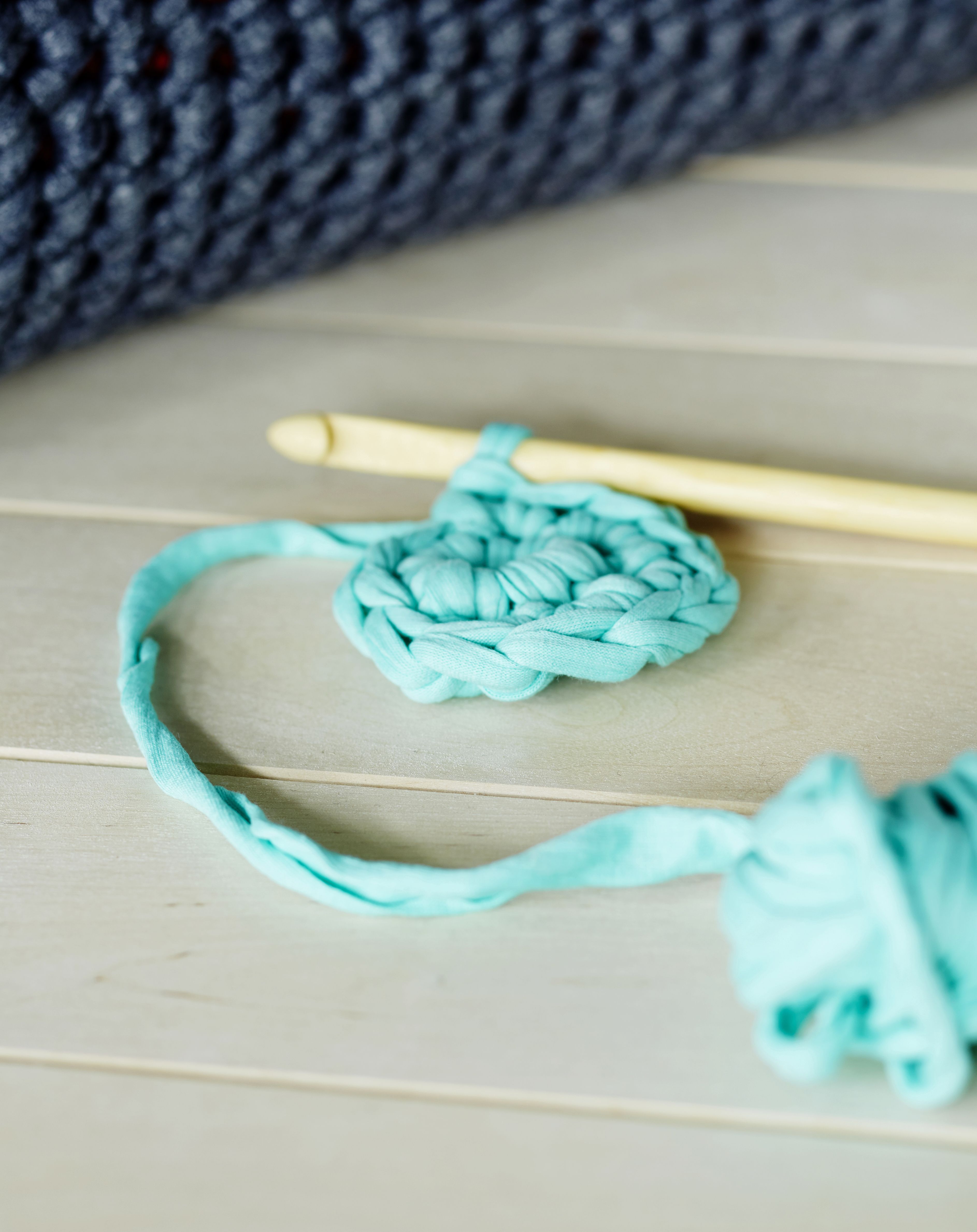 Pussi on virkattu kierrätysmateriaalista tehdystä trikookuteesta koukulla numero 8. Valitse kuteen väri sisustukseesi tai jumppavarusteisiisi sopivaksi. Voit tehdä pussin myös paksummasta kuteesta, jolloin se valmistuu nopeammin, mutta virkkaaminen on raskaampaa.