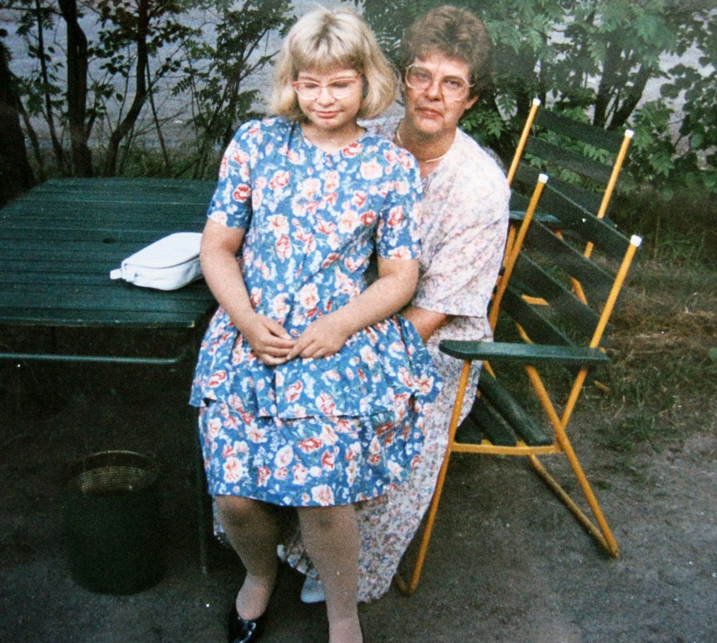 ”Hyppäsin kuvaa varten äitini syliin veljeni häissä. Veljeni meni naimisiin vuonna 1994, ja häissä oli hauskaa.”