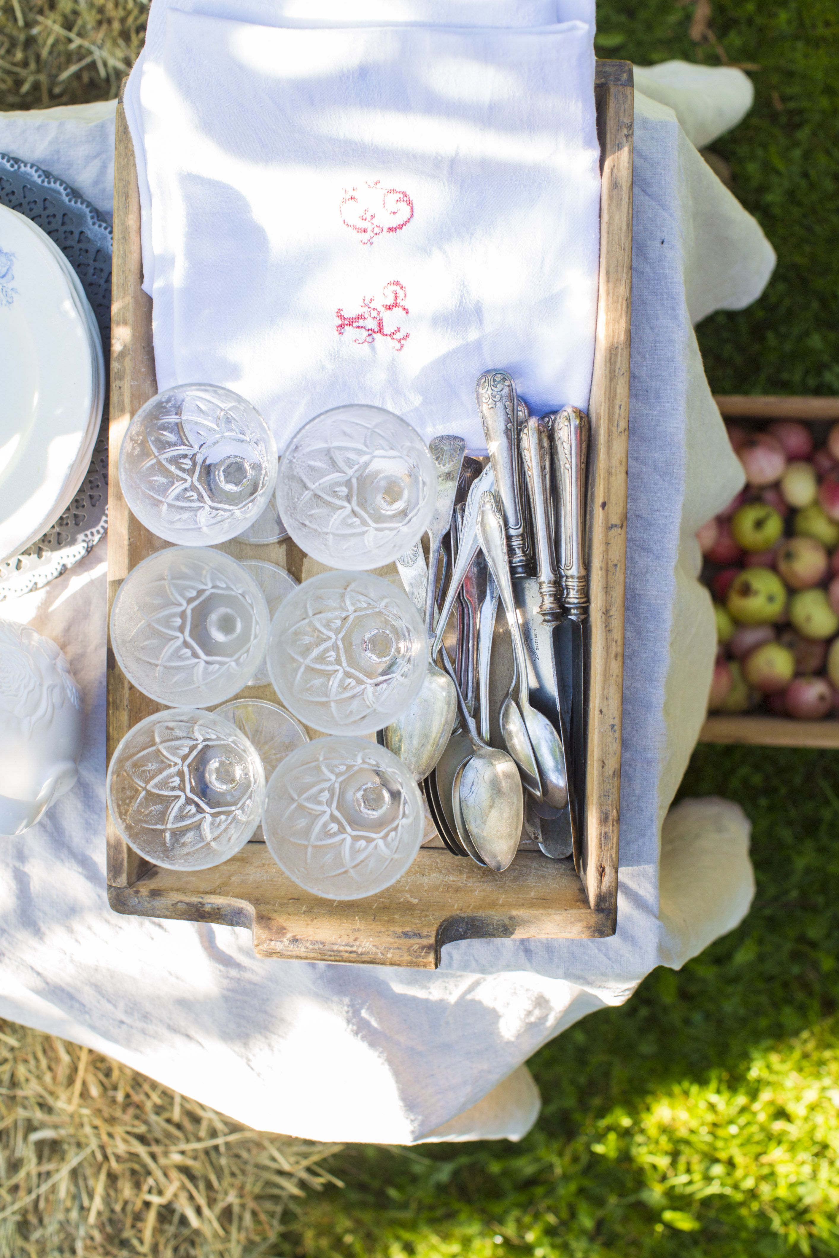 Kauniit vanhat lasit luovat juhlan tuntua arkeenkin.