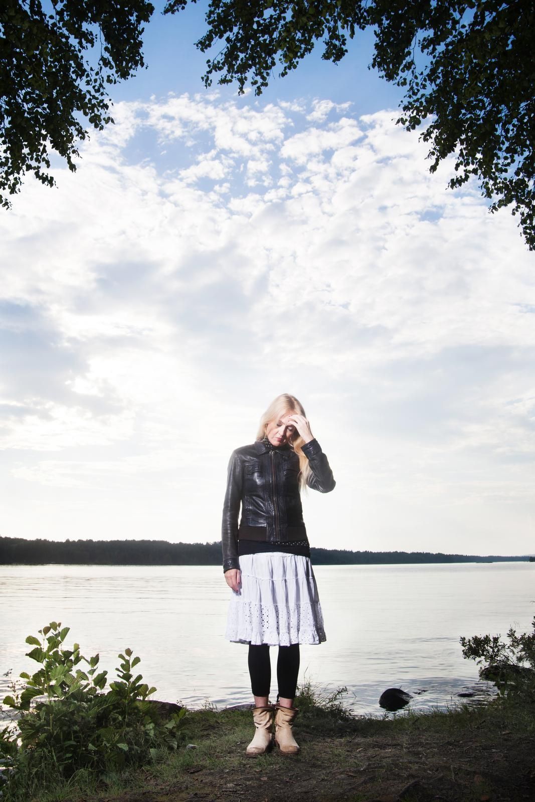 Kun vieras mies yritti etelänmatkalla raahata 19-vuotiaan Eveliinan ravintolan vessaan, Eveliina mietti, oliko hän hymyillyt miehelle liian kutsuvasti.