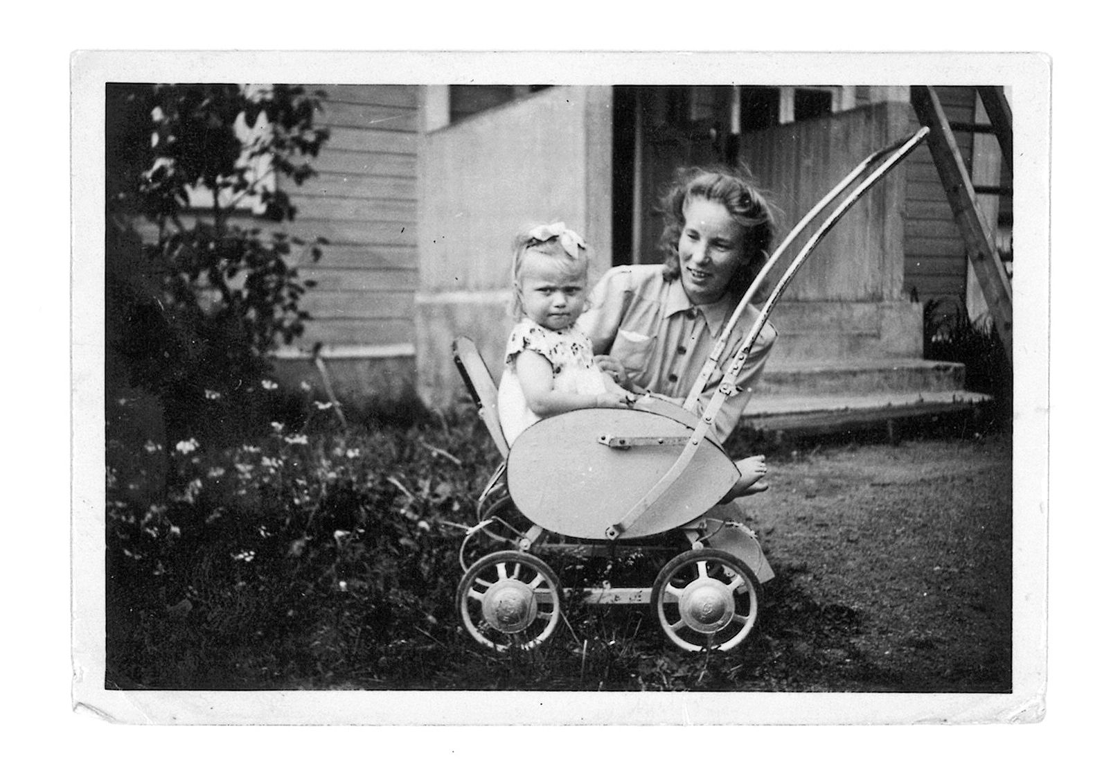 Marjatta näki äitiään vain harvoin, mutta hänellä on muutamia kuvia, joissa hän on yhdessä äitinsä kanssa.