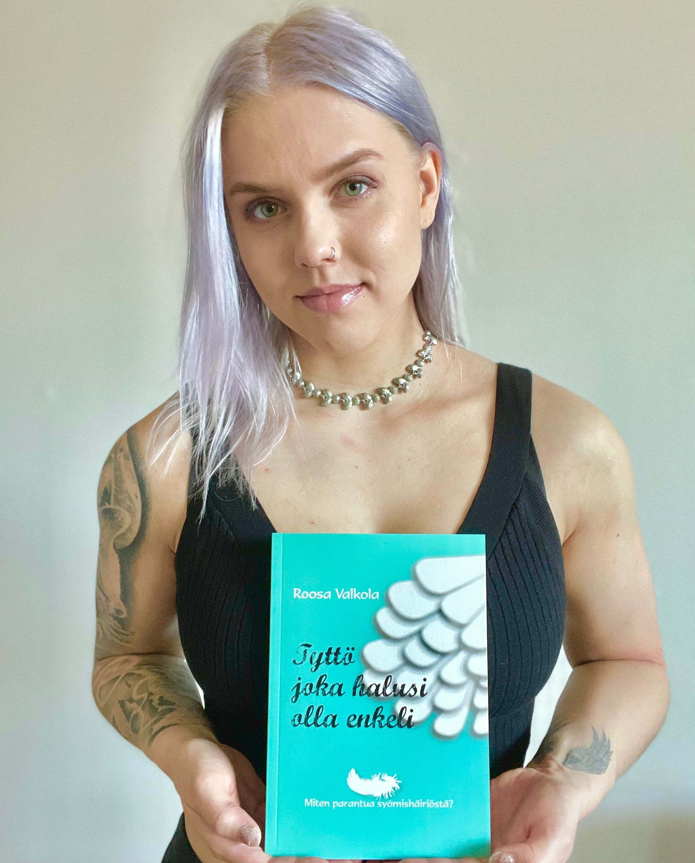 Viime keväänä ilmestyi Roosan kirjoittama, hänen omaan tarinaansa perustuva kirja Tyttö, joka halusi olla enkeli - Miten parantua syömishäiriöstä?