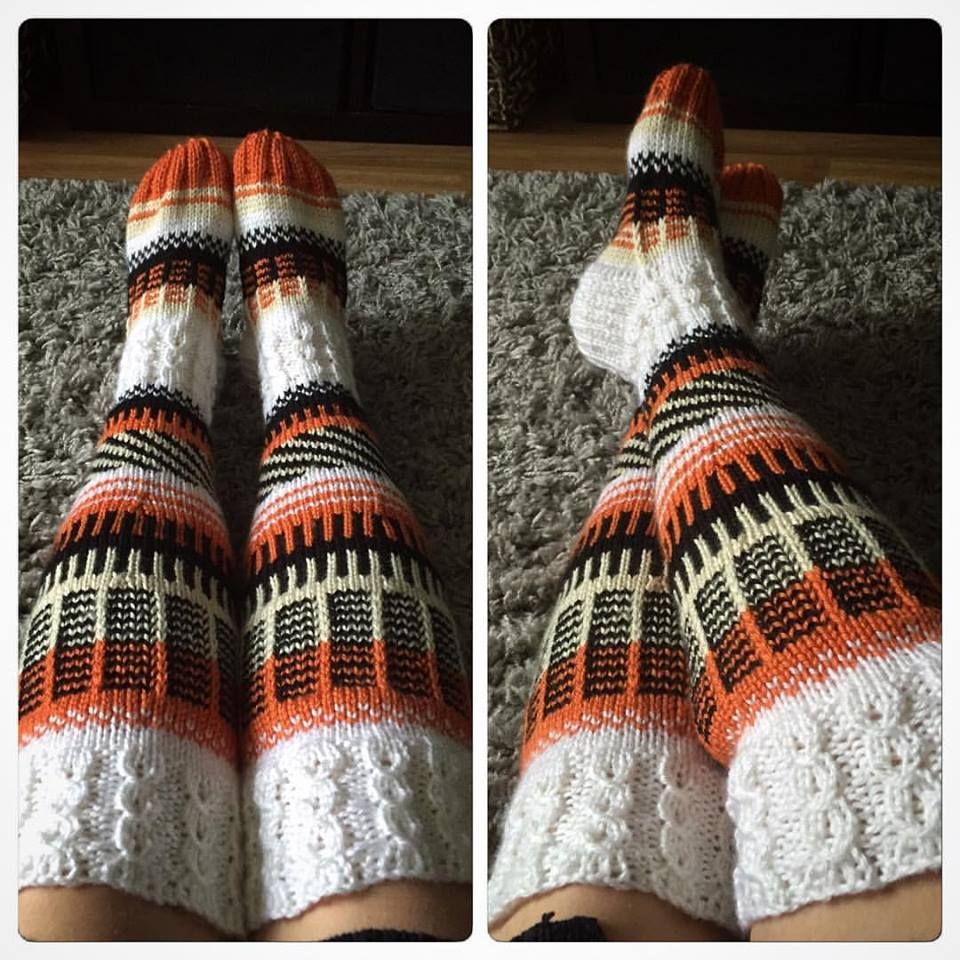 "Nämä sukat on neulottu jämälangoista eron jälkeen lähes tyhjässä asunnossa. Myin oman asuntoni miehen vuoksi, ja 2kk myymisen jälkeen tulikin ero. Yhtäkkiä huomasin istuvani melkein tyhjässä vuokra-asunnossa ilman puoliakaan omista tavaroistani, jotka jäivät edelliseen elämään. Edessä oli uuden elämän rakentaminen ja uusien tavaroiden ostaminen huonekaluista lähtien. Jälkeenpäin ajatellen toki hyvä asia, mutta näitä tehdessä on purettu surua, turhautumista, katumusta ja rakkautta. Vaikka melkein kaikki muu tavara jäi jälkeen, langat ja kutimet pakkasin melkein ensimmäisenä." – MariaHoo