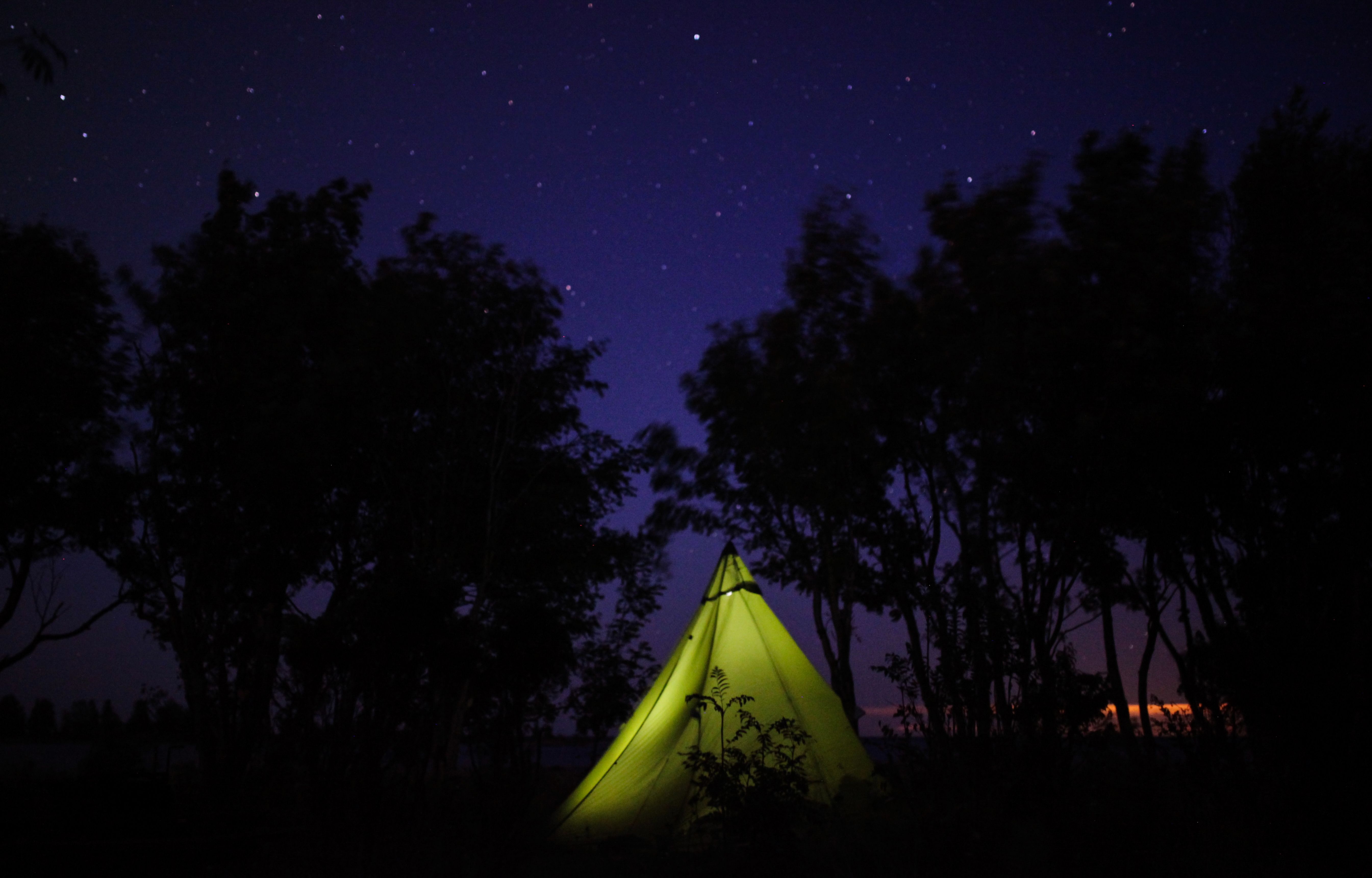 2.9.2016 PERÄMEREN KANSALLISPUISTO. ”Muutamassa kuukaudessa ulkoiluyöt alkoivat sujua rutiinilla. Selkä-Sarven saaressa vietetystä viikonlopusta jäivät erityisesti mieleen lämpimät kohtaamiset satunnaisten kulkijoiden ja veneilijöiden kanssa.”