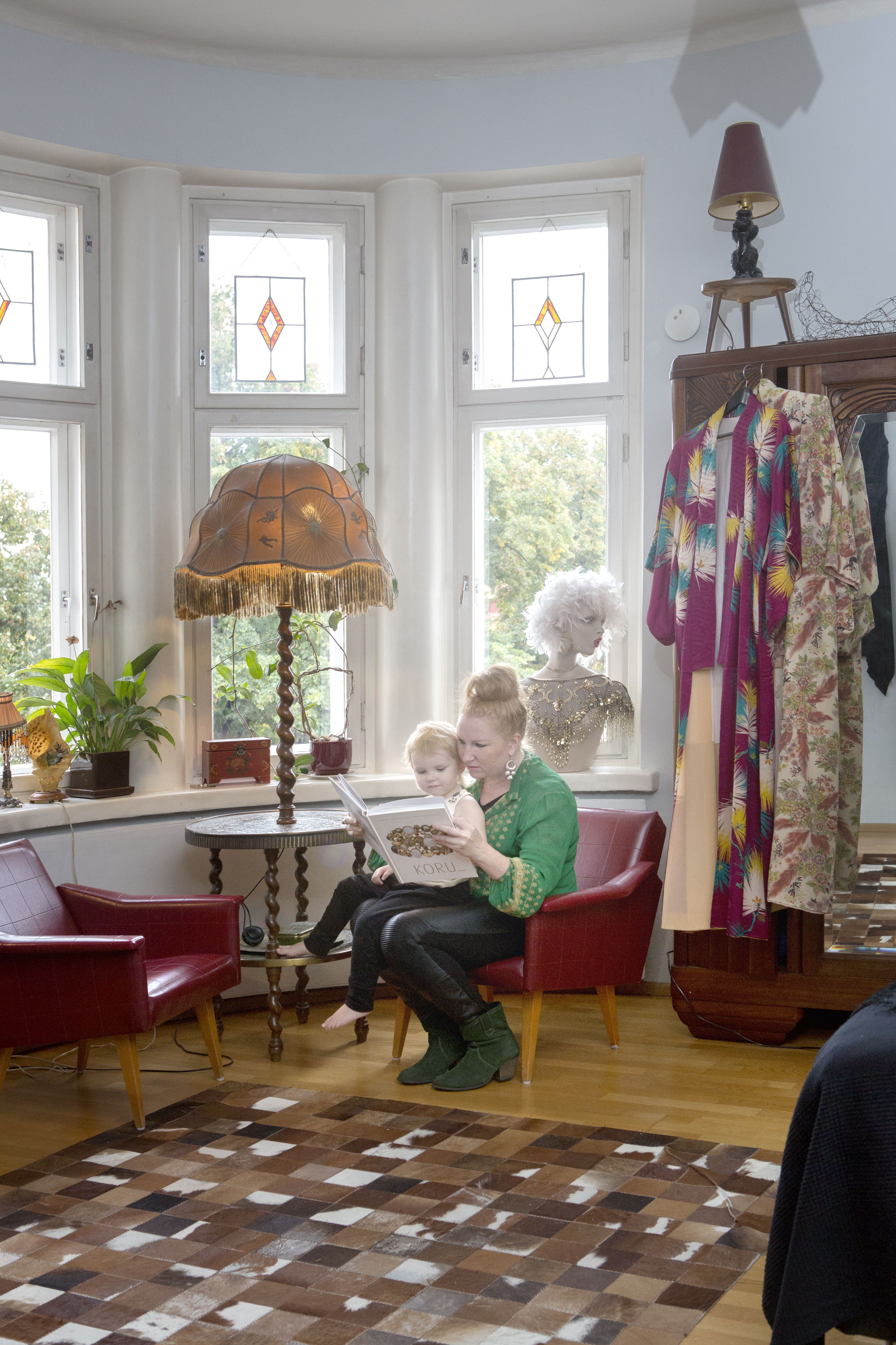 "Pidän juhlista. Kotonamme on järjestetty kisakatsomoita, perhejuhlia, brunsseja, 12 ruokalajin illallisia ja rapujuhlia", Irja Nuru kertoo. Hänen lempikalusteensa on kierrejalkainen "tupakkapöytä" 1900-luvun alusta.