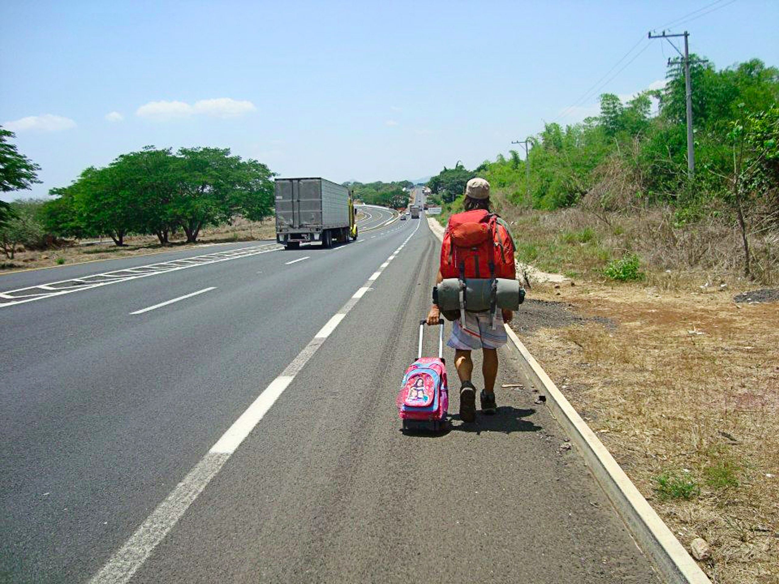 Matkalla Meksikossa. Lisävarusteena kadulta pelastettu veto­kassi täynnä tuoreita maasta kerättyjä mangoja.